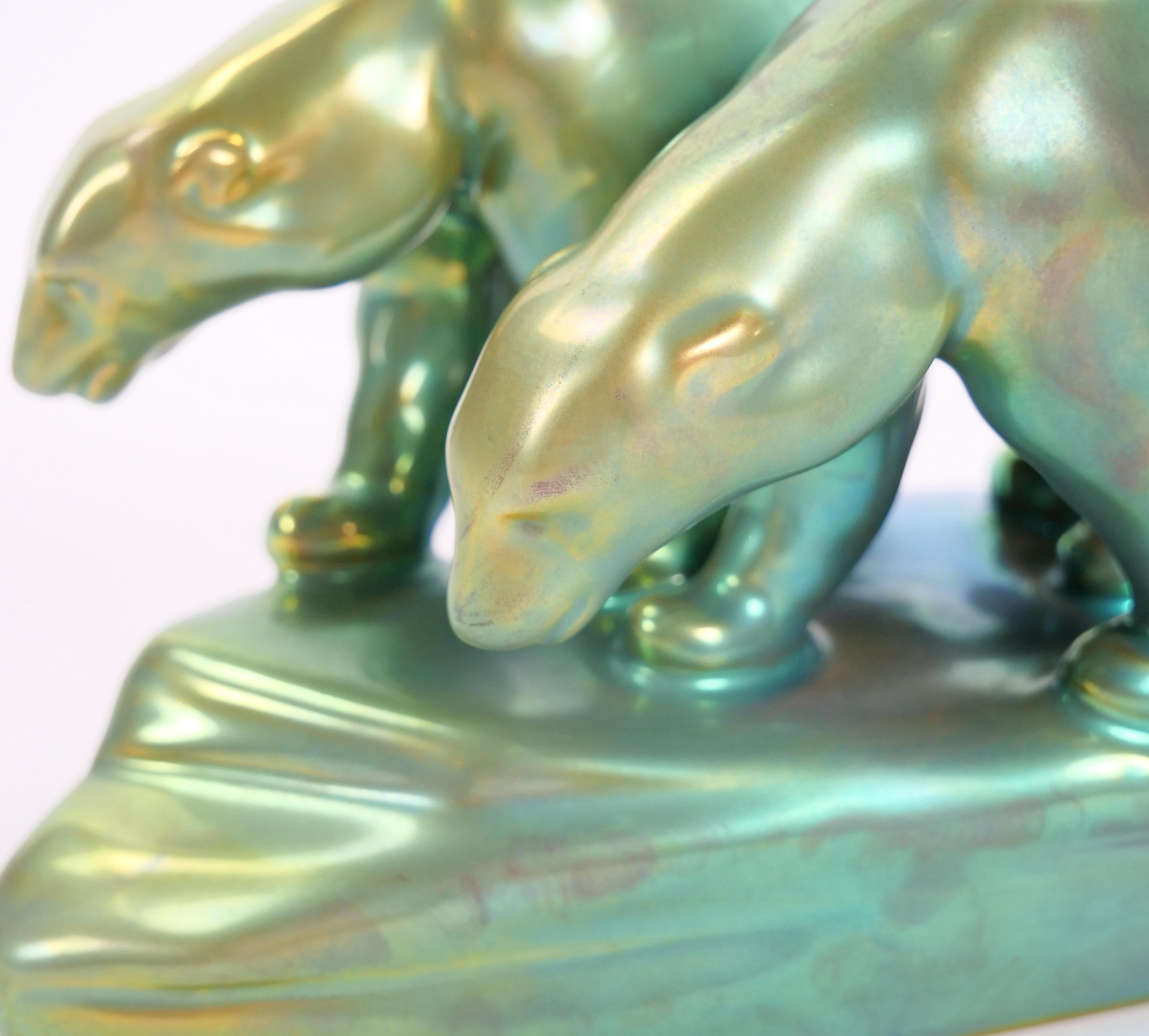 Hongrois Sculpture en porcelaine hongroise irisée verte du milieu du 20e siècle de Zsolnay en vente