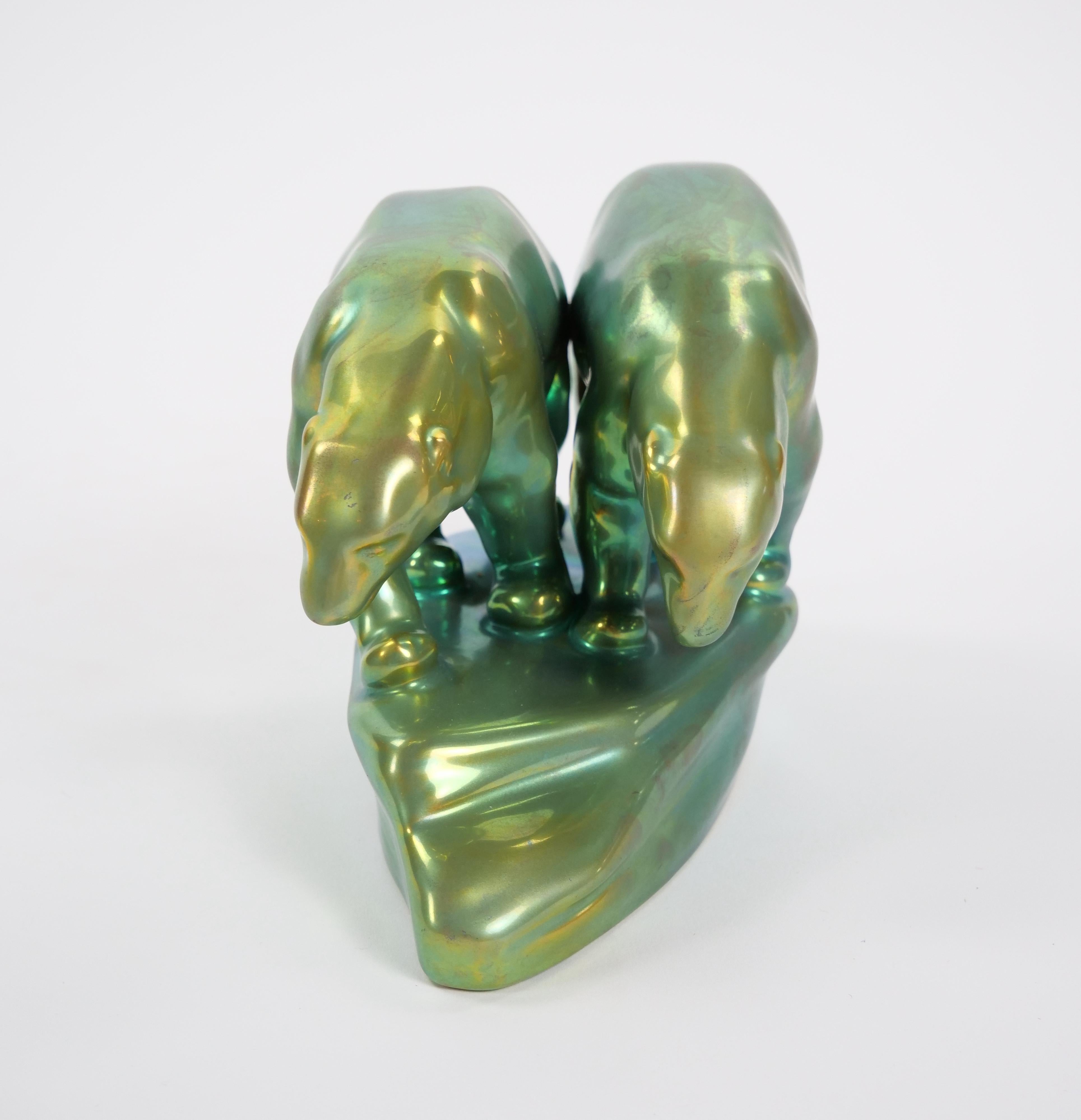 Vernissé Sculpture en porcelaine hongroise irisée verte du milieu du 20e siècle de Zsolnay en vente