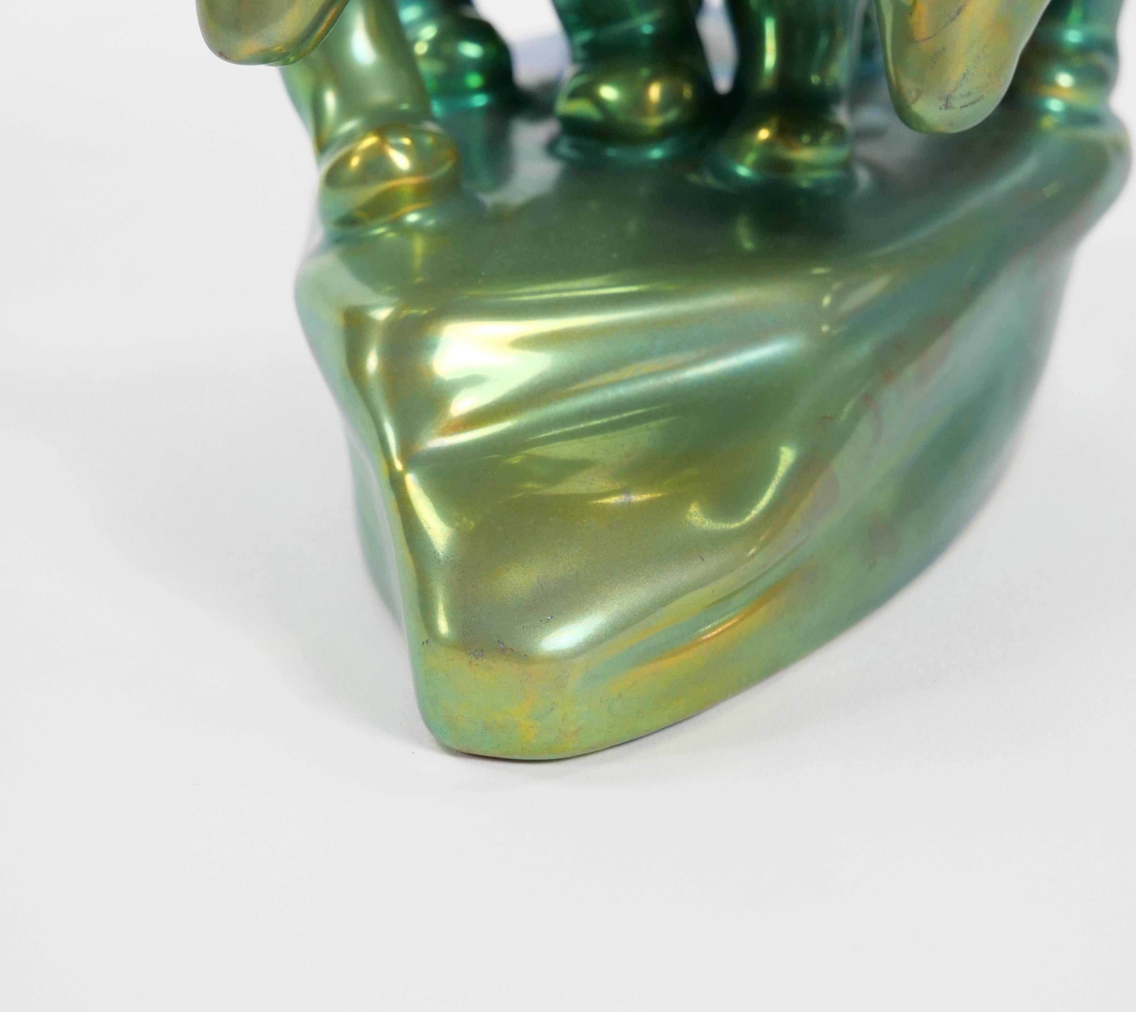 Sculpture en porcelaine hongroise irisée verte du milieu du 20e siècle de Zsolnay Bon état - En vente à Tarry Town, NY