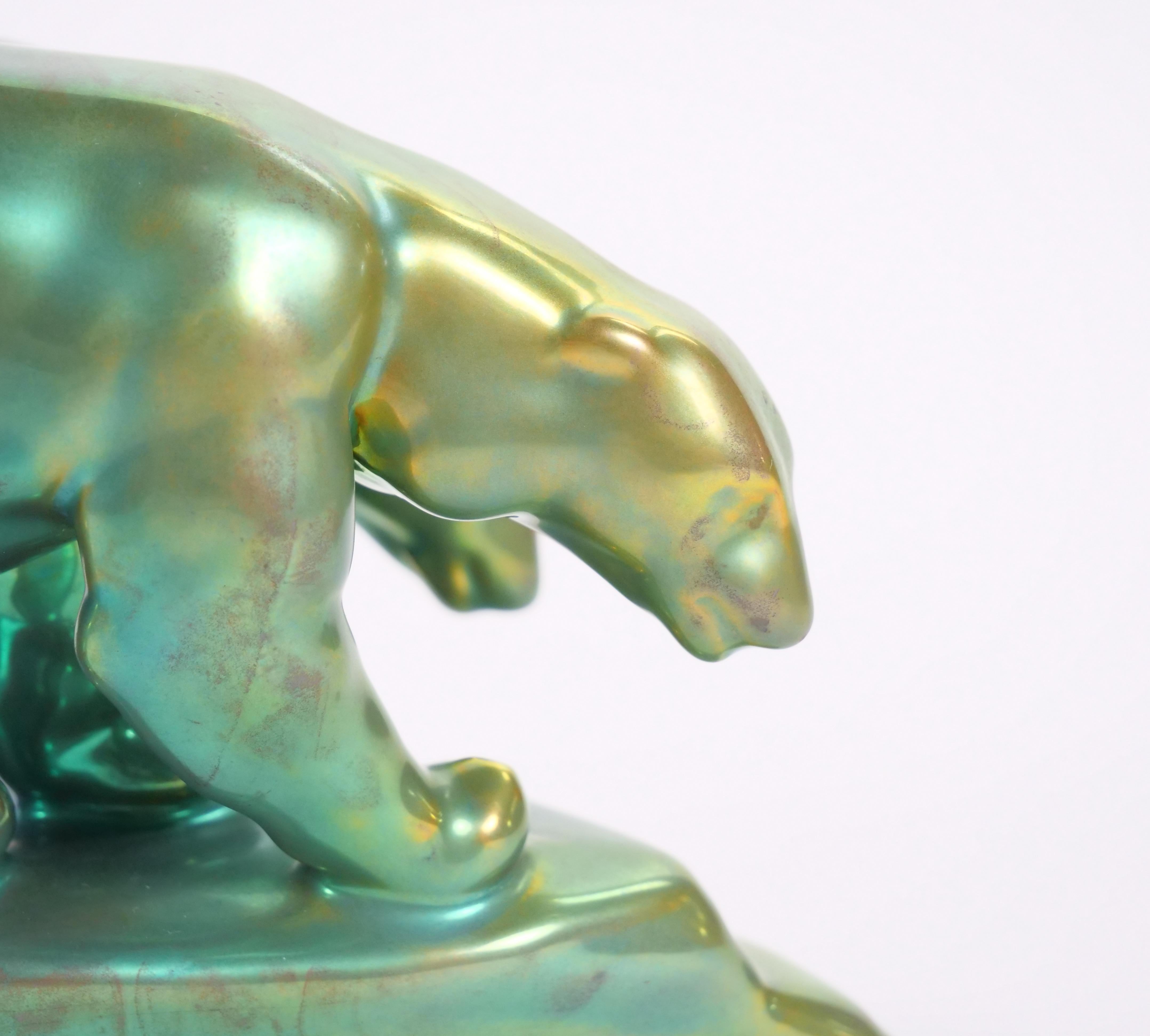 Porcelaine Sculpture en porcelaine hongroise irisée verte du milieu du 20e siècle de Zsolnay en vente
