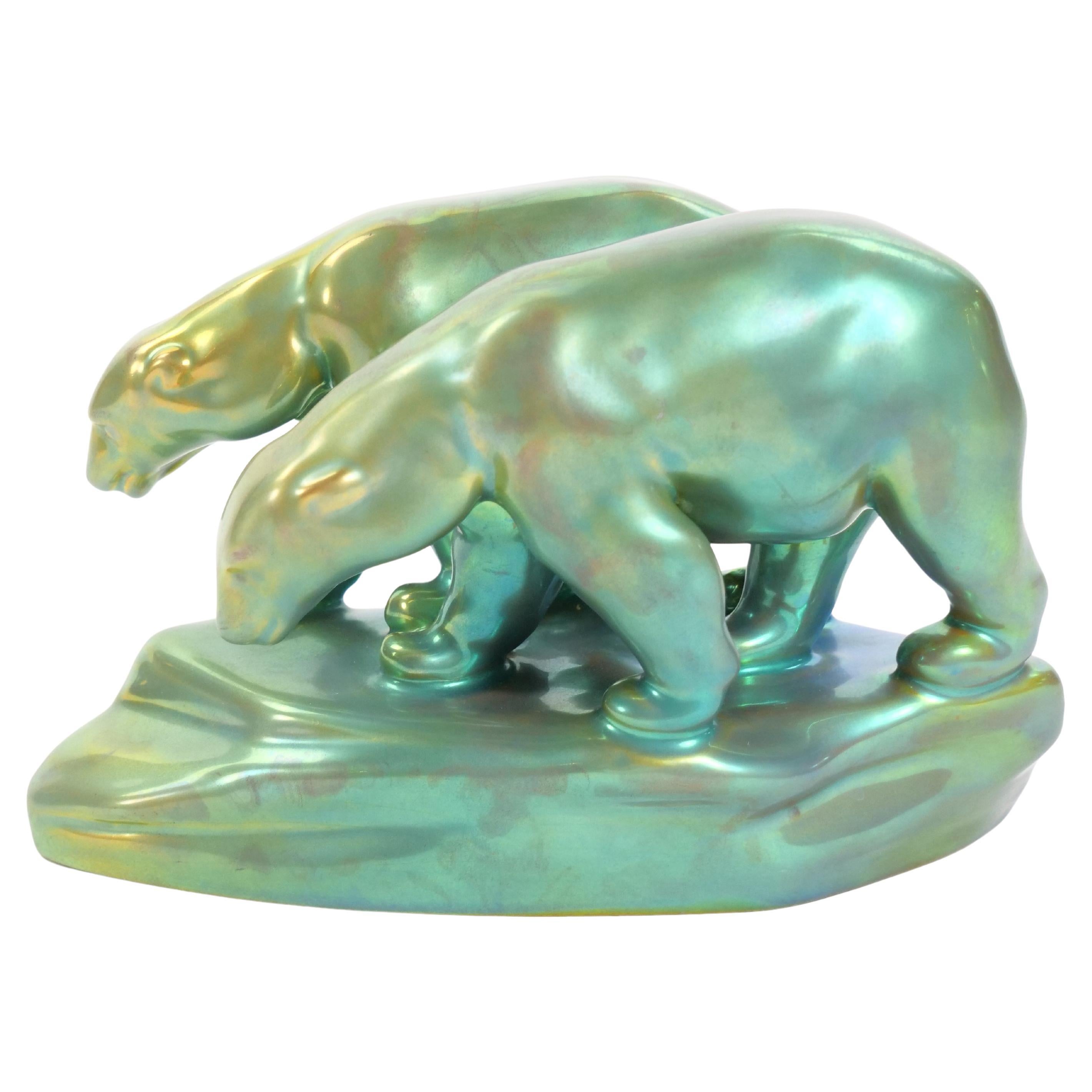 Sculpture en porcelaine hongroise irisée verte du milieu du 20e siècle de Zsolnay en vente