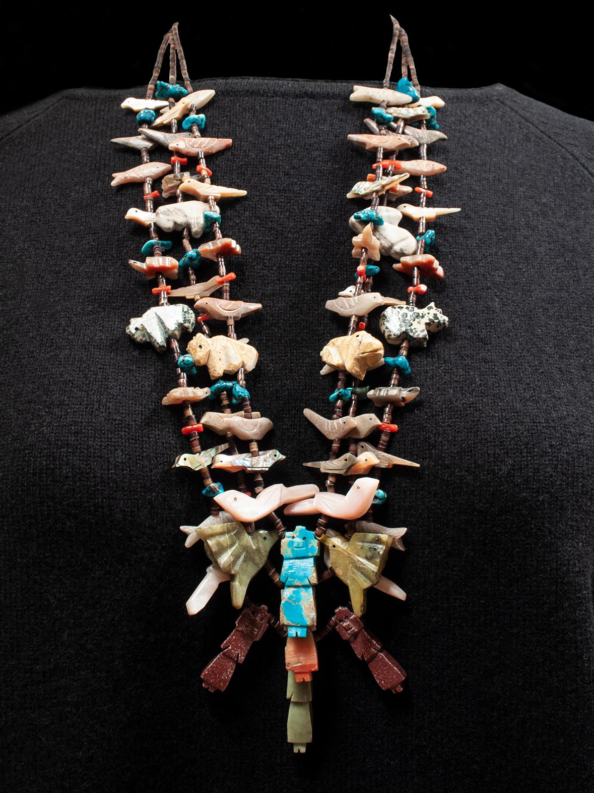 Collier triple brin Zuni Fetish native American du milieu du 20e siècle

Un spectaculaire collier fétiche à trois brins est orné d'oiseaux, de poissons, de buffles et de tortues, le tout ancré par cinq déesses du maïs colorées. La fermeture est un