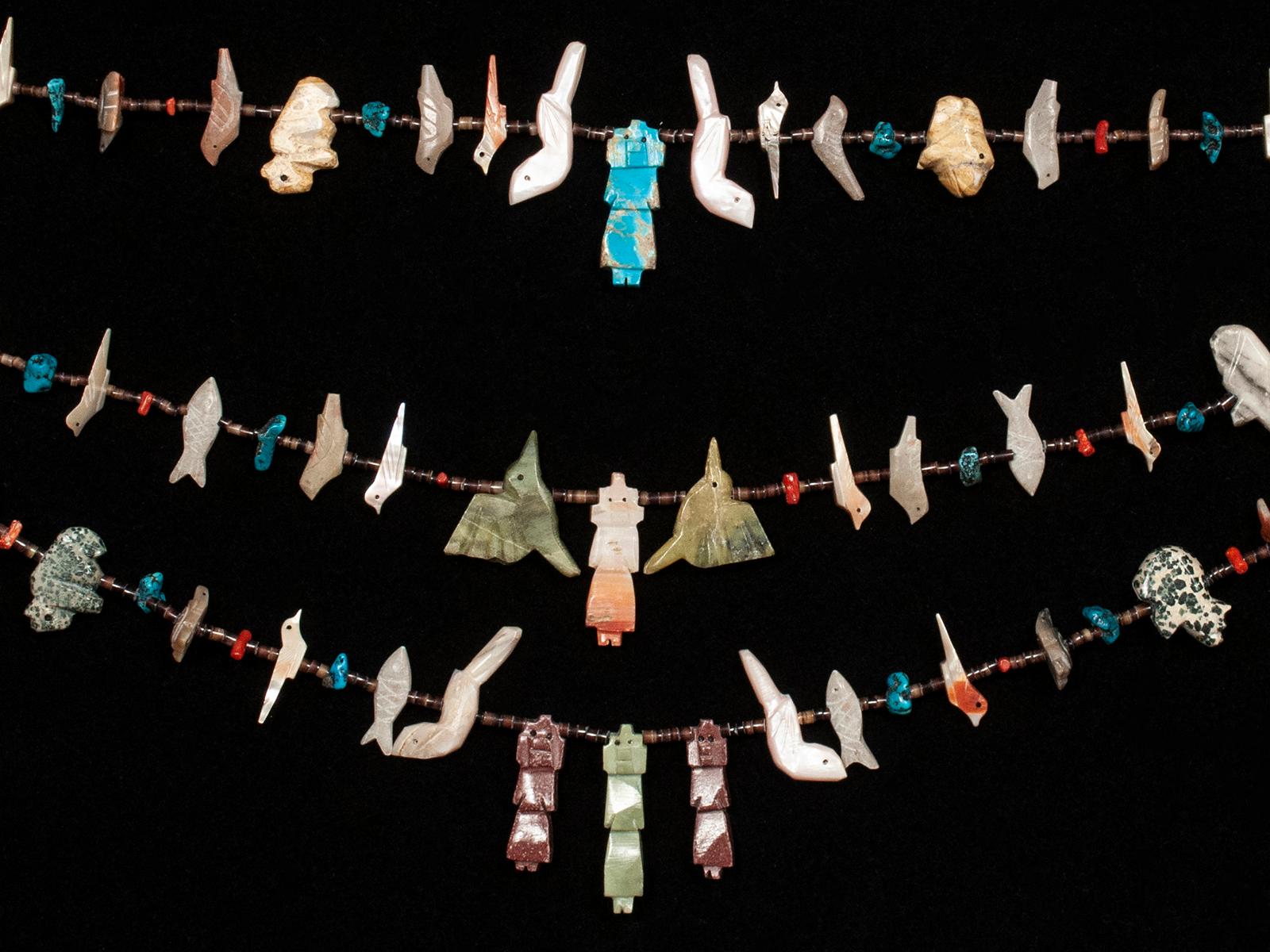 Collier de fétiche amérindien à trois brins Zuni du milieu du 20e siècle Bon état - En vente à Point Richmond, CA