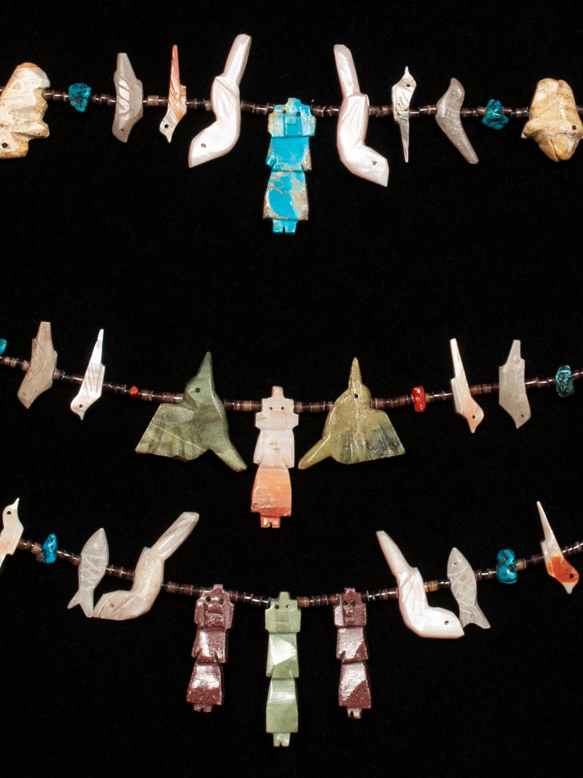 Collier de fétiche amérindien à trois brins Zuni du milieu du 20e siècle Pour femmes en vente