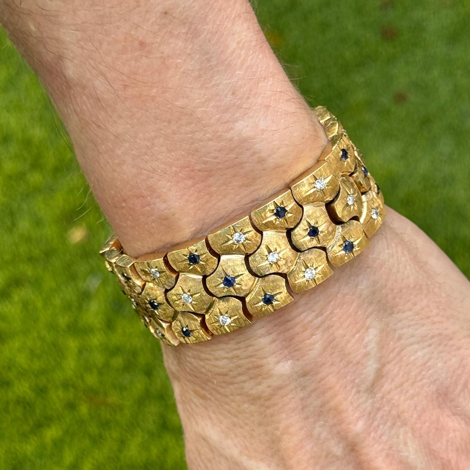 Breites Vintage-Gliederarmband aus 14 Karat Gelbgold mit Diamanten und Saphiren aus der Mitte des 20. Jahrhunderts (Brillantschliff) im Angebot