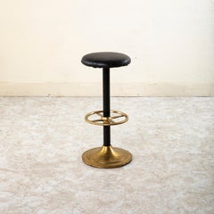 Tabouret de bar en laiton français du milieu du 20e siècle avec assise en faux cuir noir