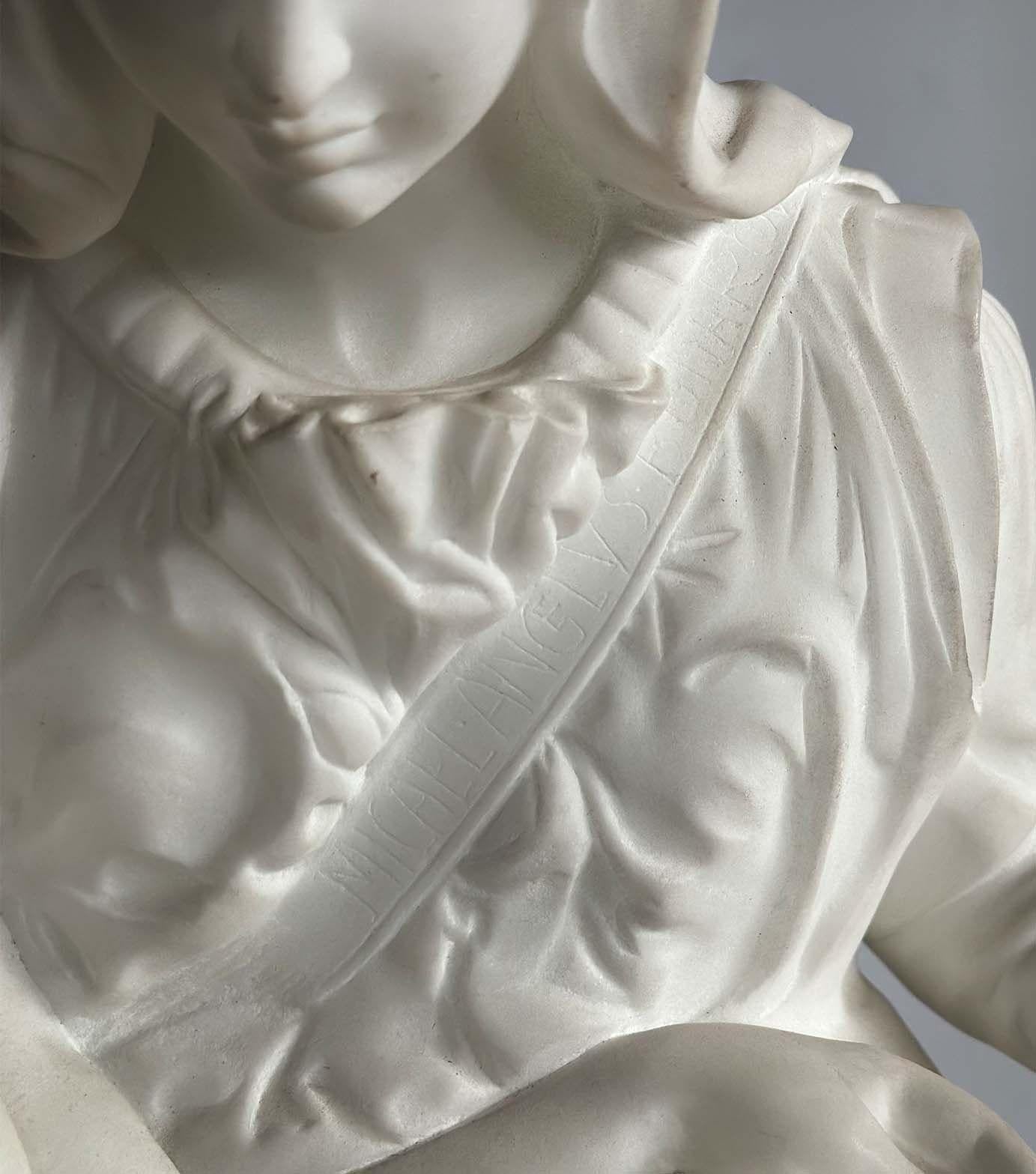 Une sculpture italienne en marbre blanc du milieu du 20e siècle, finement taillée d'après la célèbre Madonna della Pietà de Michelangelo, qui suscite le Revere. L'œuvre représente la Vierge Marie berçant le corps sans vie du Christ, capturant à la