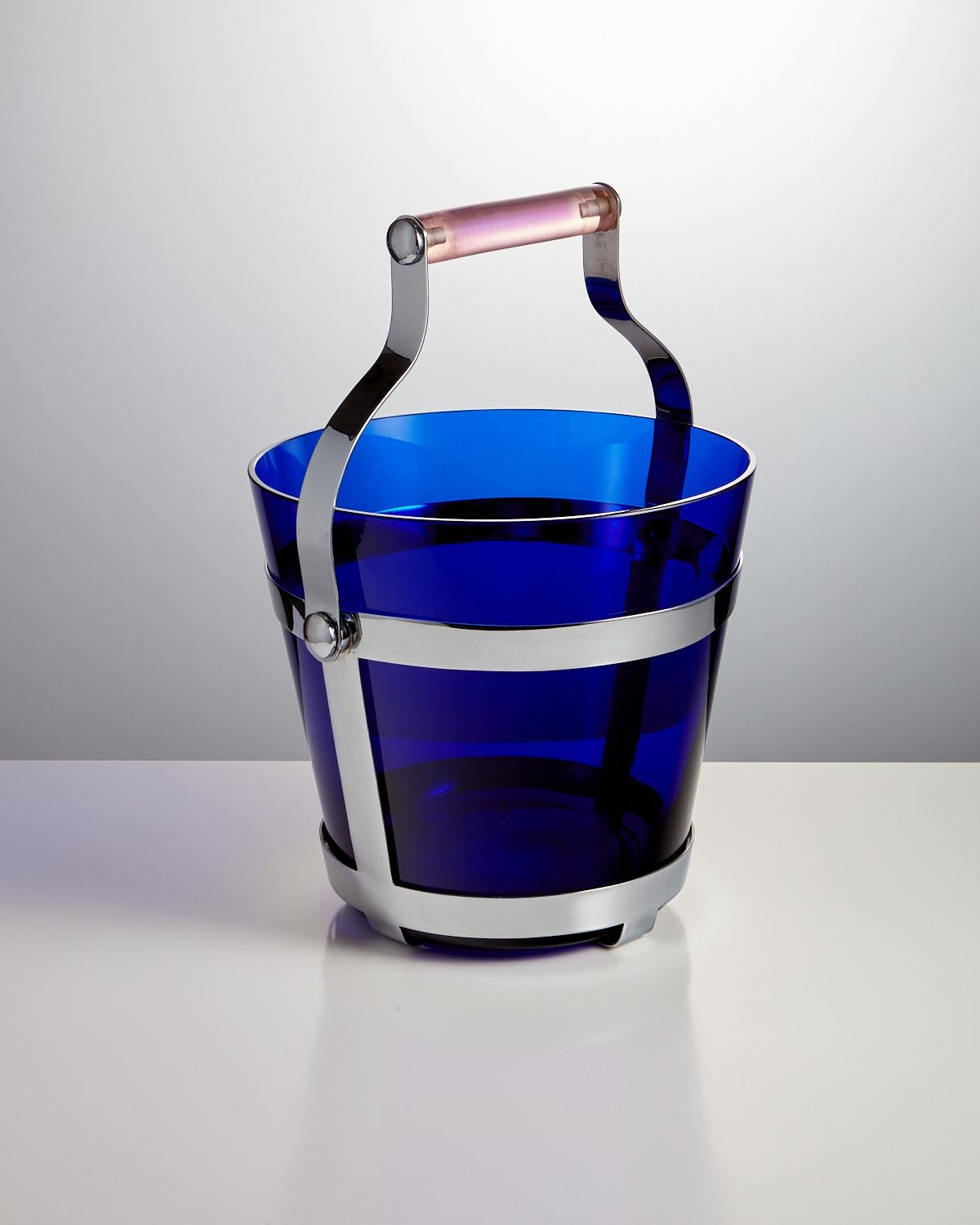 Seau à glace en verre bleu du milieu du 20ème siècle, refroidisseur de champagne avec une poignée en lucite rose, origine Espagne Circa 1960.

Ce superbe seau à glace est en excellent état.

Conçu pour être à la fois élégant et pratique, le seau à
