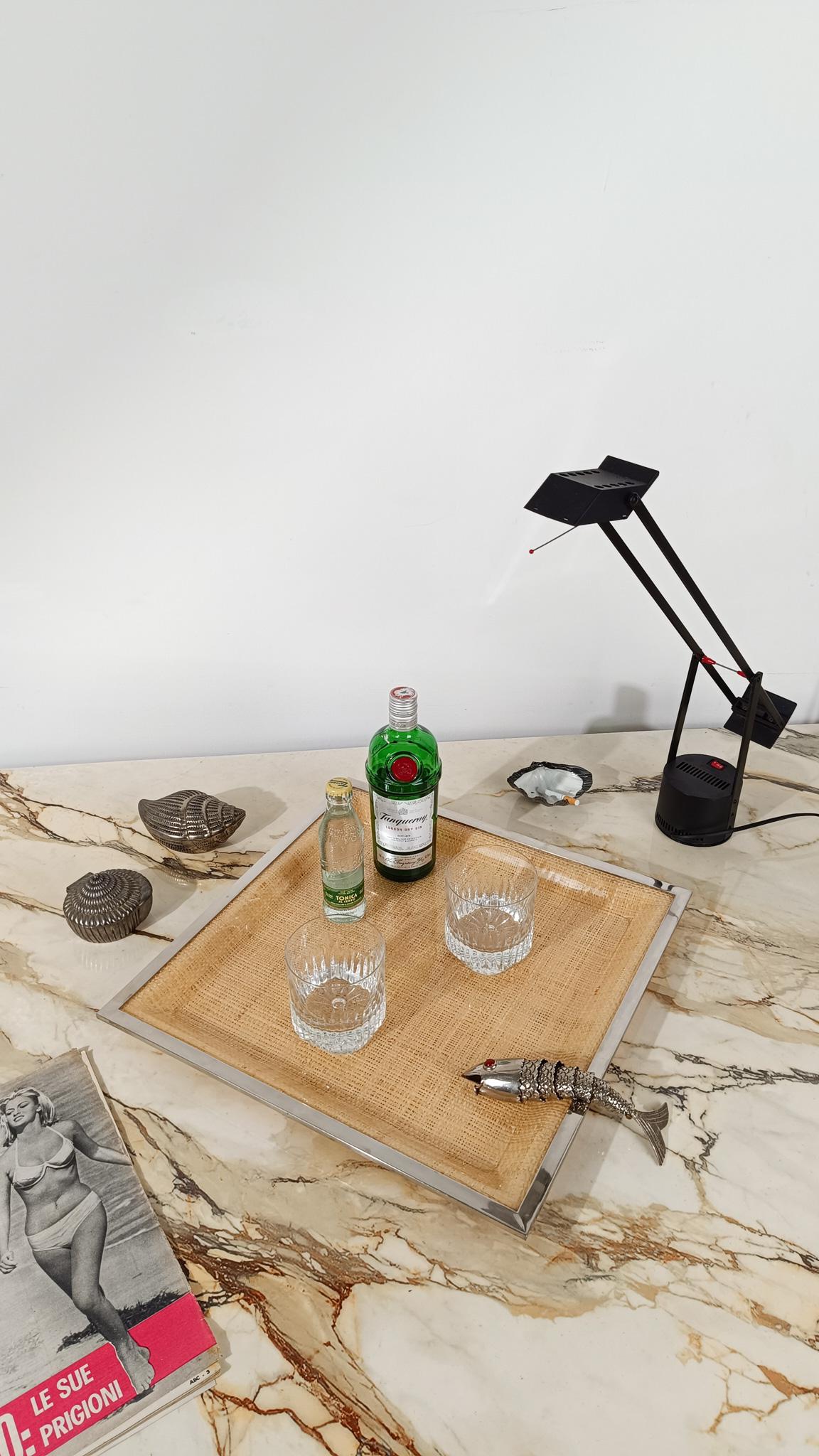 Bandeja de Lucite, Caña Tejida y Cromo de mediados del siglo XX, estilo Dior Home Europeo en venta