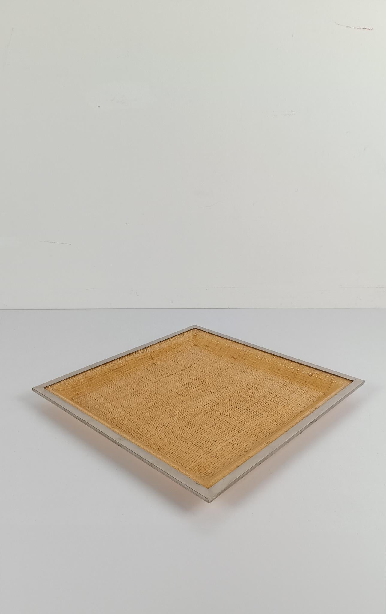 Bandeja de Lucite, Caña Tejida y Cromo de mediados del siglo XX, estilo Dior Home Ratán en venta