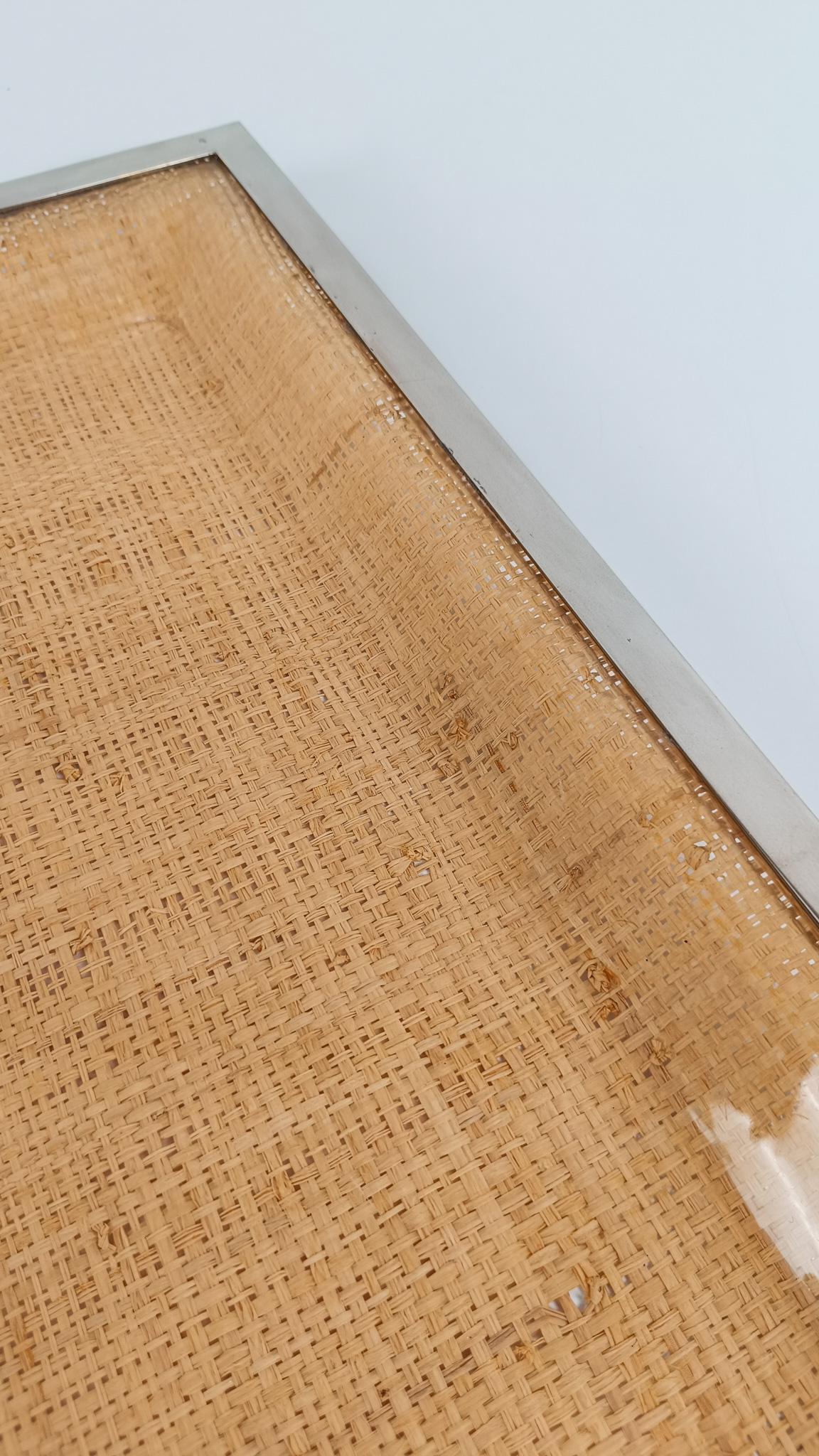 Bandeja de Lucite, Caña Tejida y Cromo de mediados del siglo XX, estilo Dior Home en venta 2