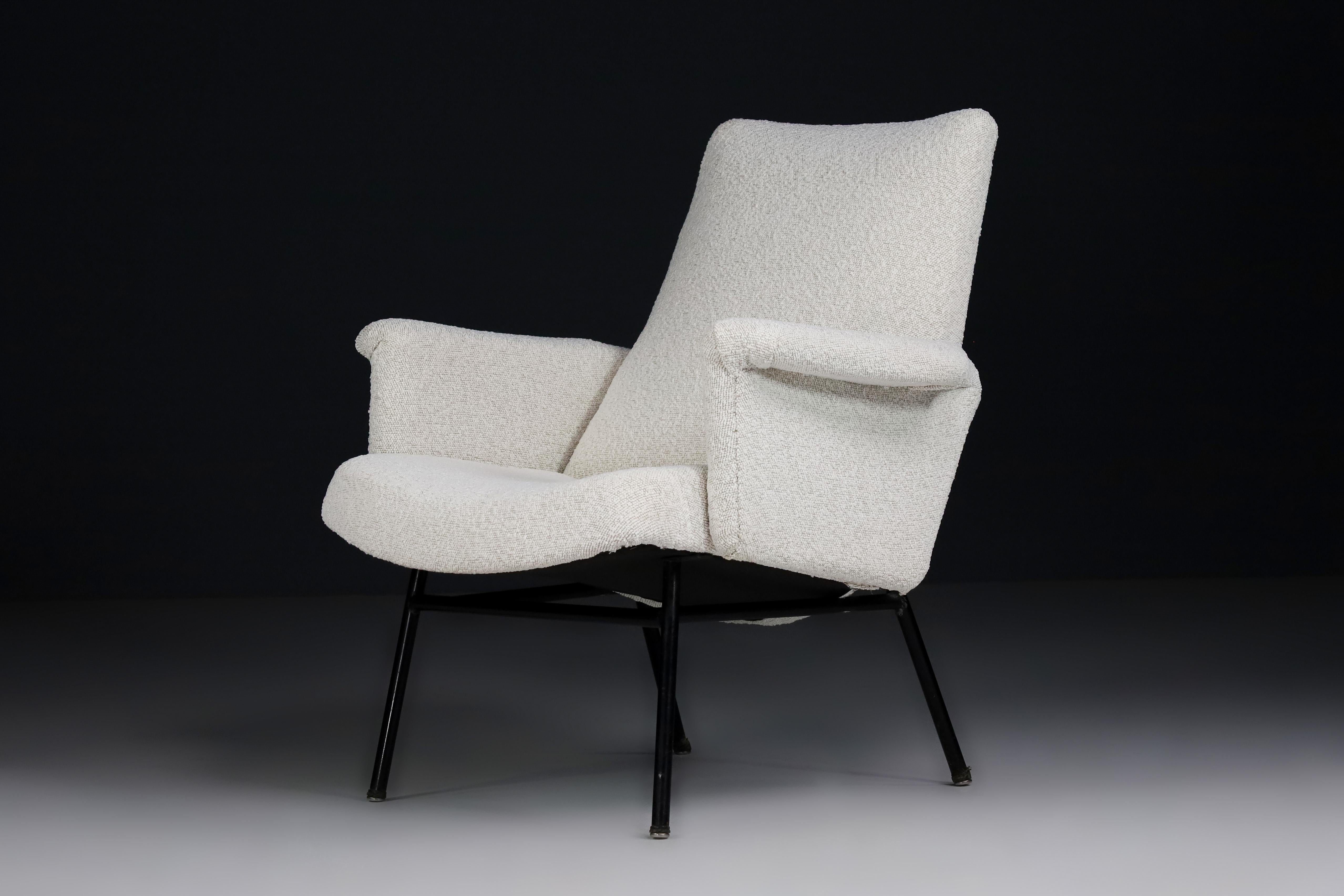 Fauteuil SK660 conçu par Pierre Guariche et fabriqué par la société française Steiner, 1953 Pieds tubulaires en métal laqué noir et cadre en bois rempli de mousse et retapissé d'un tissu bouclé. Ce fauteuil s'intègre parfaitement dans un intérieur