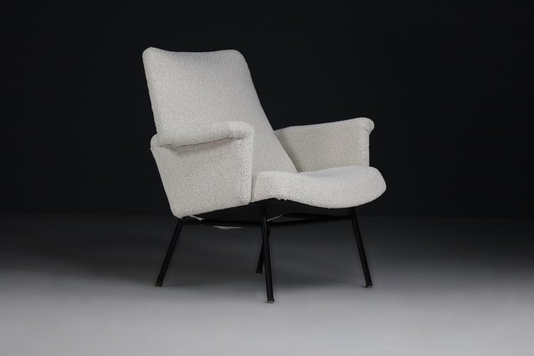 Mid-Century Modern Mid-20th SK660 Armchair by Pierre Guariche in New Bouclé Upholstery France, 1953 For Sale