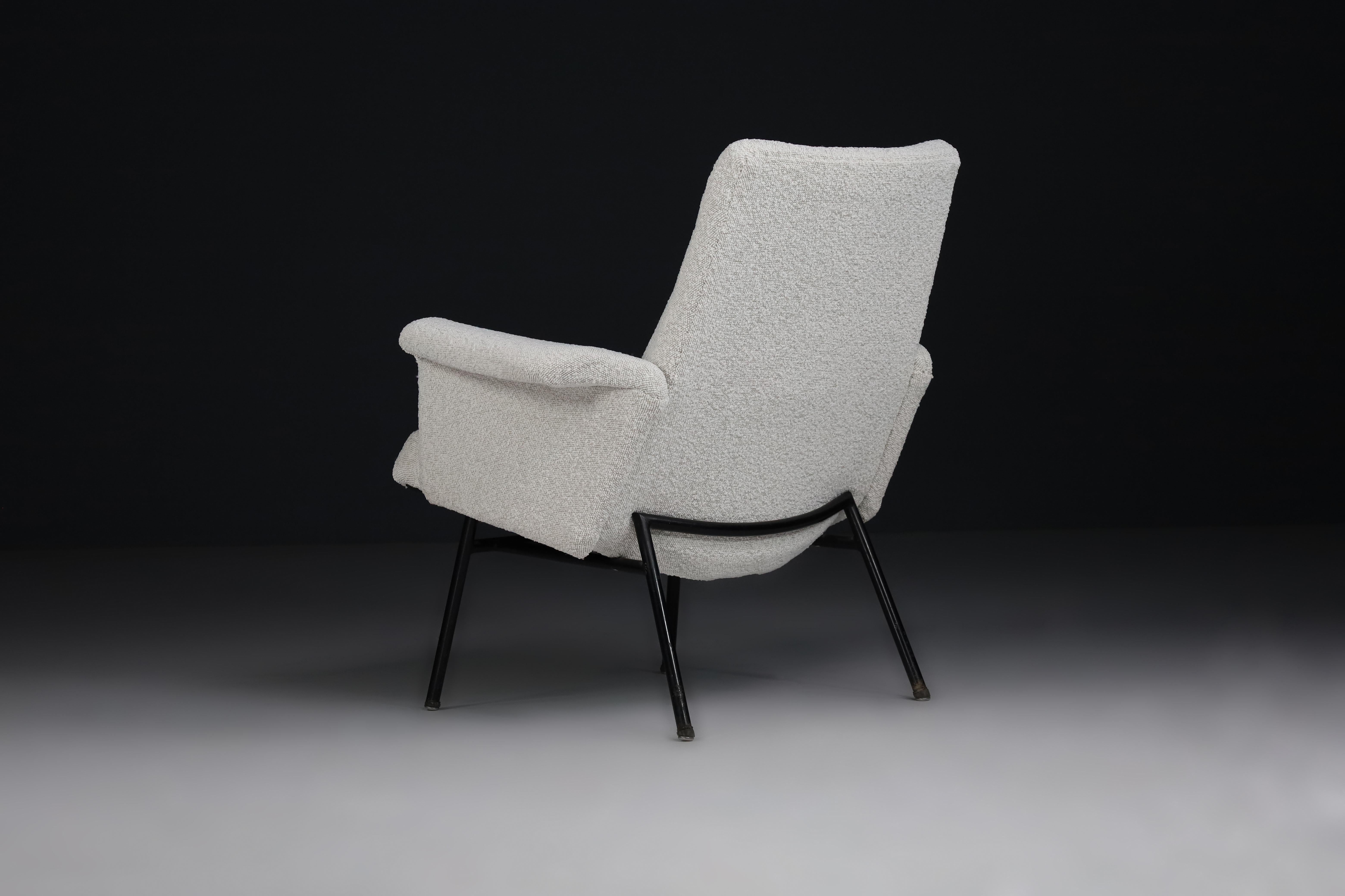 Mid-Century Modern Mid-20th SK660 Armchair by Pierre Guariche in New Bouclé Upholstery France, 1953 For Sale
