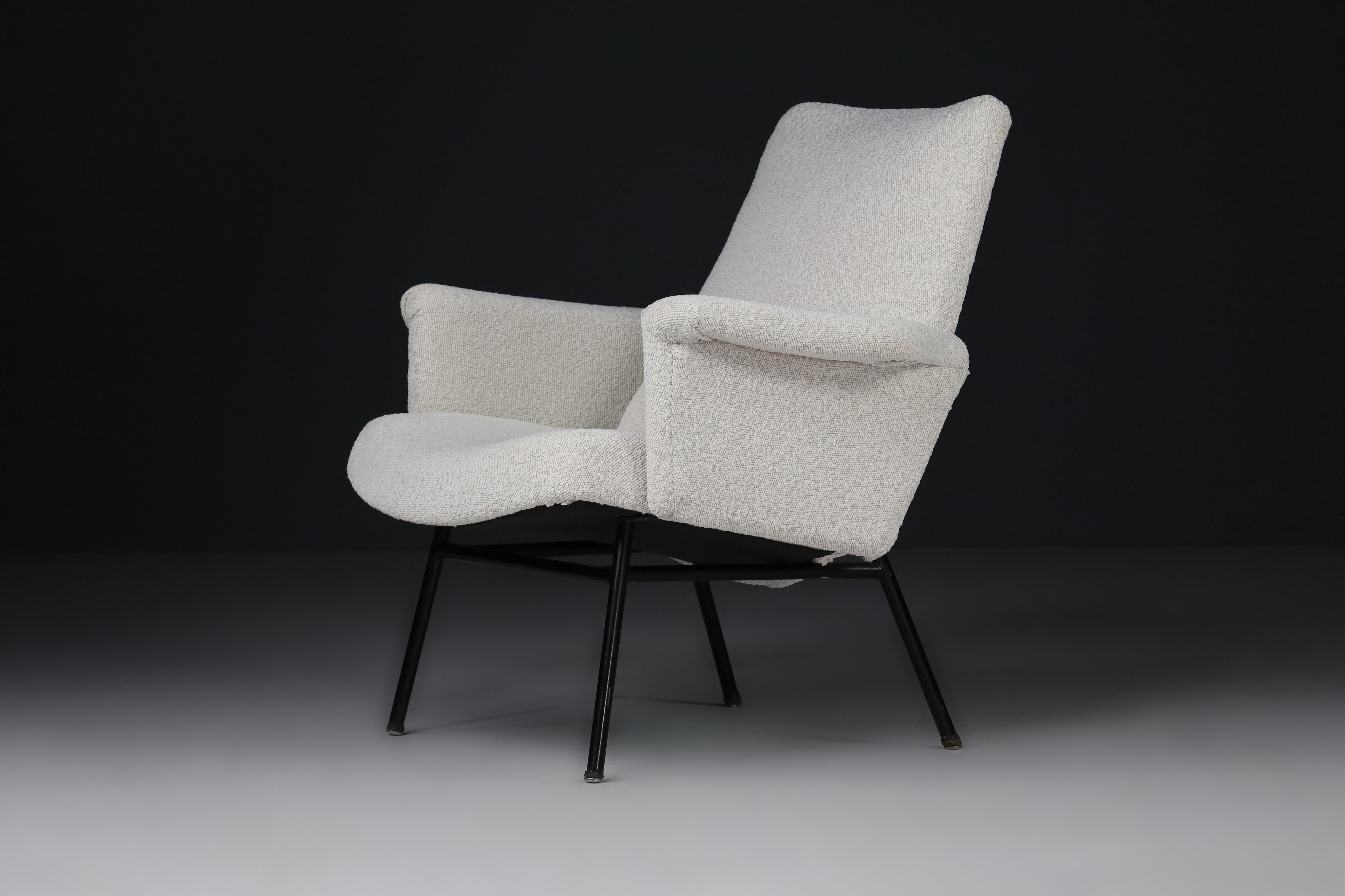 Mid-20th SK660 Armchair by Pierre Guariche in New Bouclé Upholstery France, 1953 In Good Condition For Sale In Almelo, NL