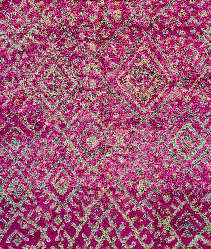 Bohème Tapis en laine marocaine vintage géométrique violet du milieu du 20e siècle en vente