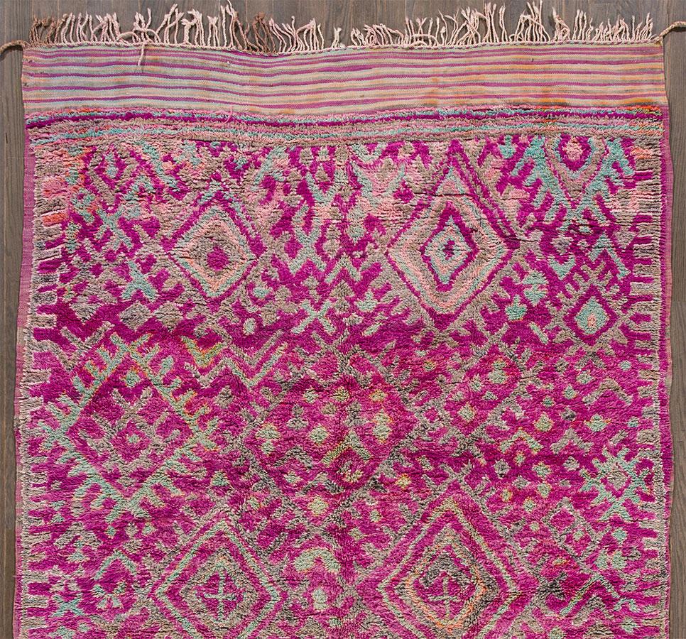 Noué à la main Tapis en laine marocaine vintage géométrique violet du milieu du 20e siècle en vente