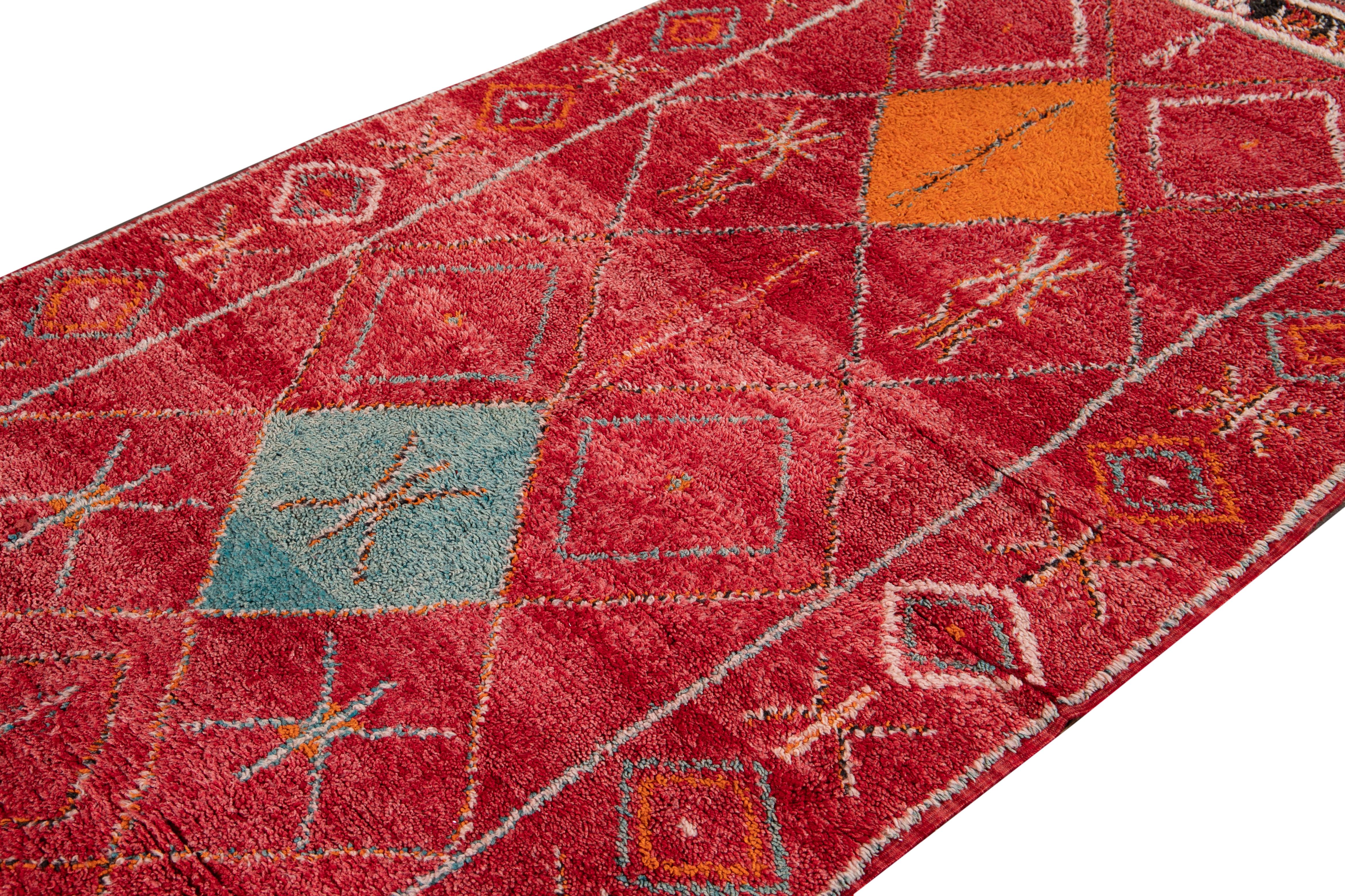 Mid-20th Vintage Moroccan Wool Scatter Rug For Sale 3