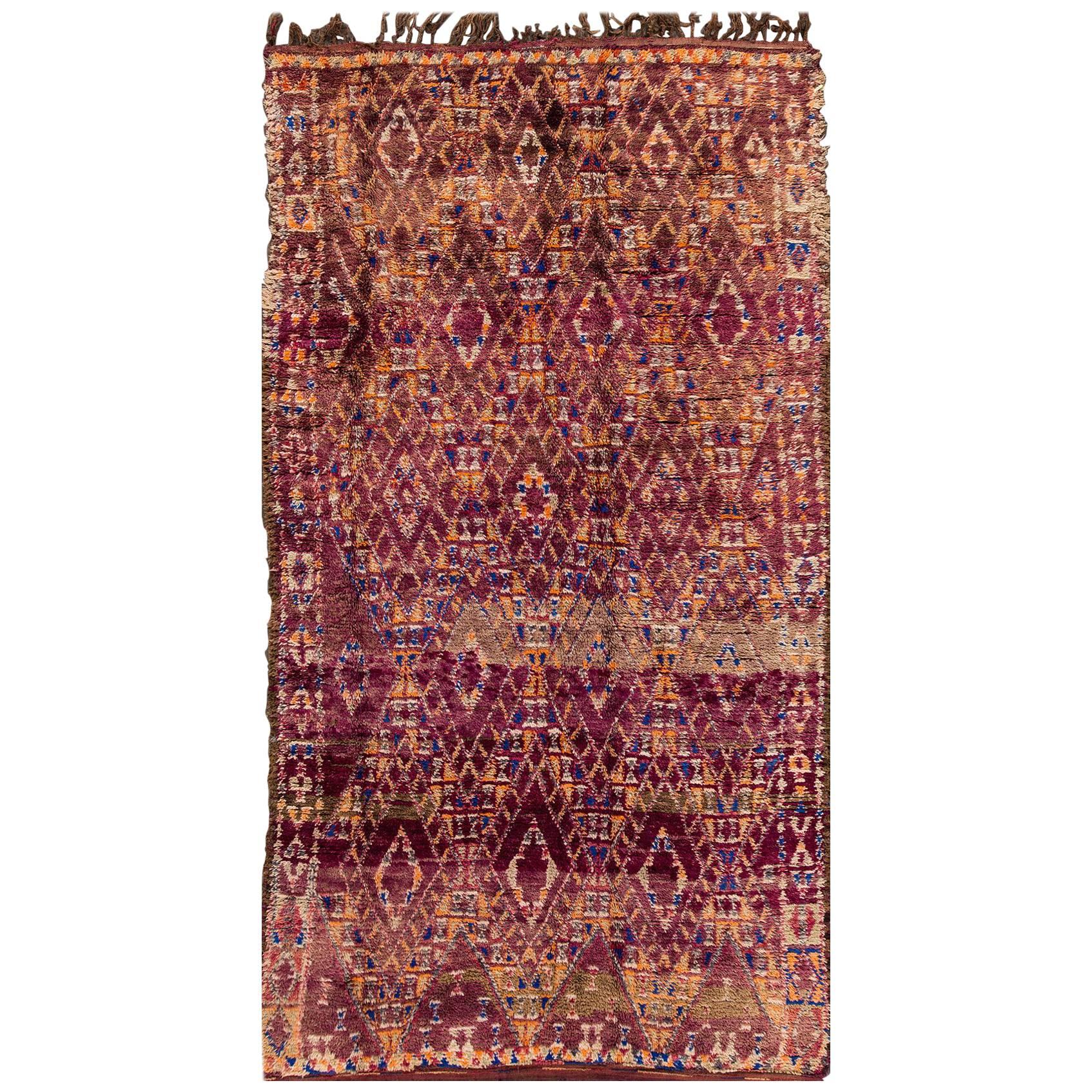 Tappeto marocchino geometrico viola vintage della metà del XX secolo