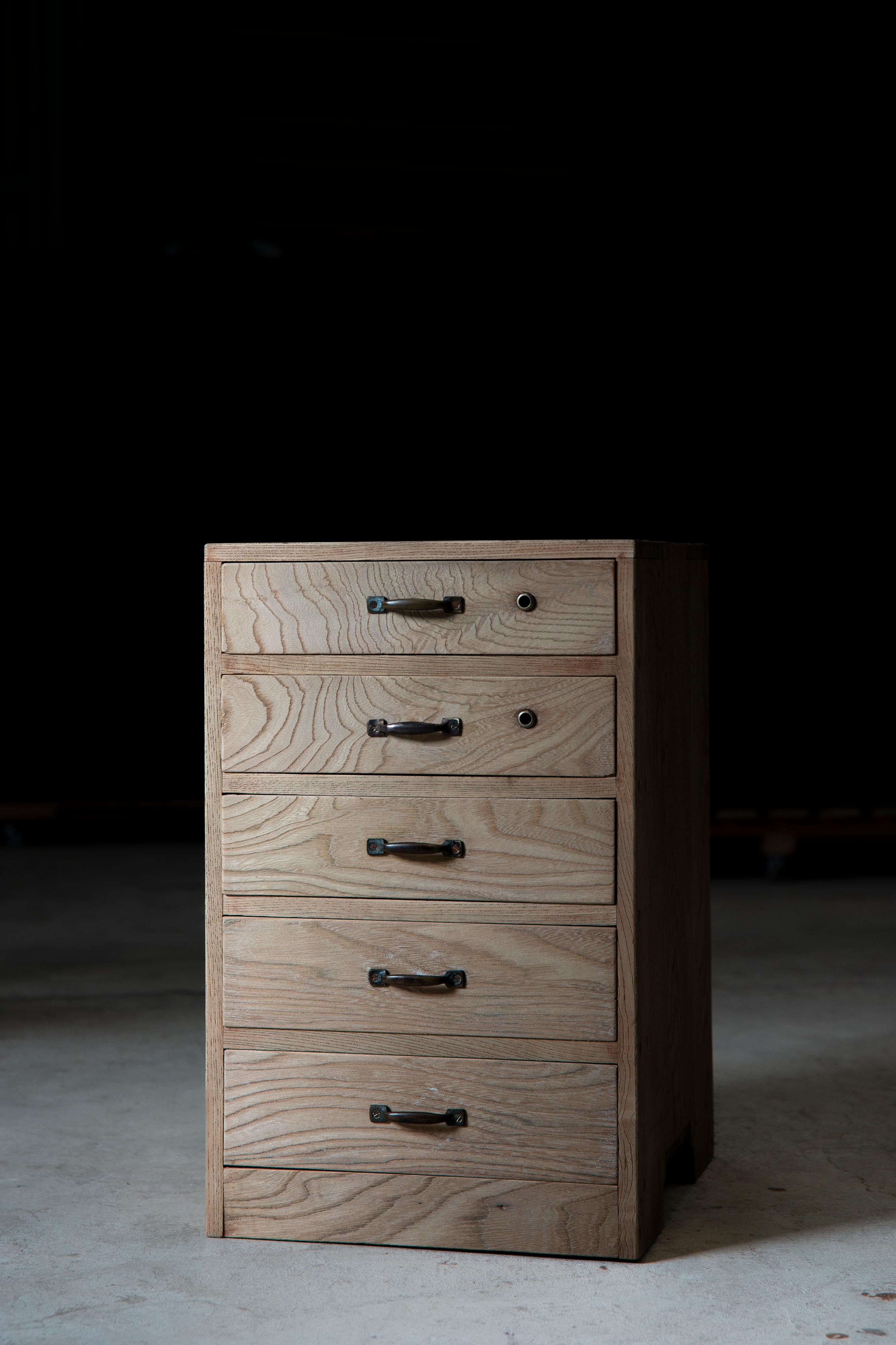 piccolo tansu (cassettiera) in legno con 5 cassetti, realizzato in Tamo (frassino giapponese).

Questo pezzo fa parte della linea di mobili 