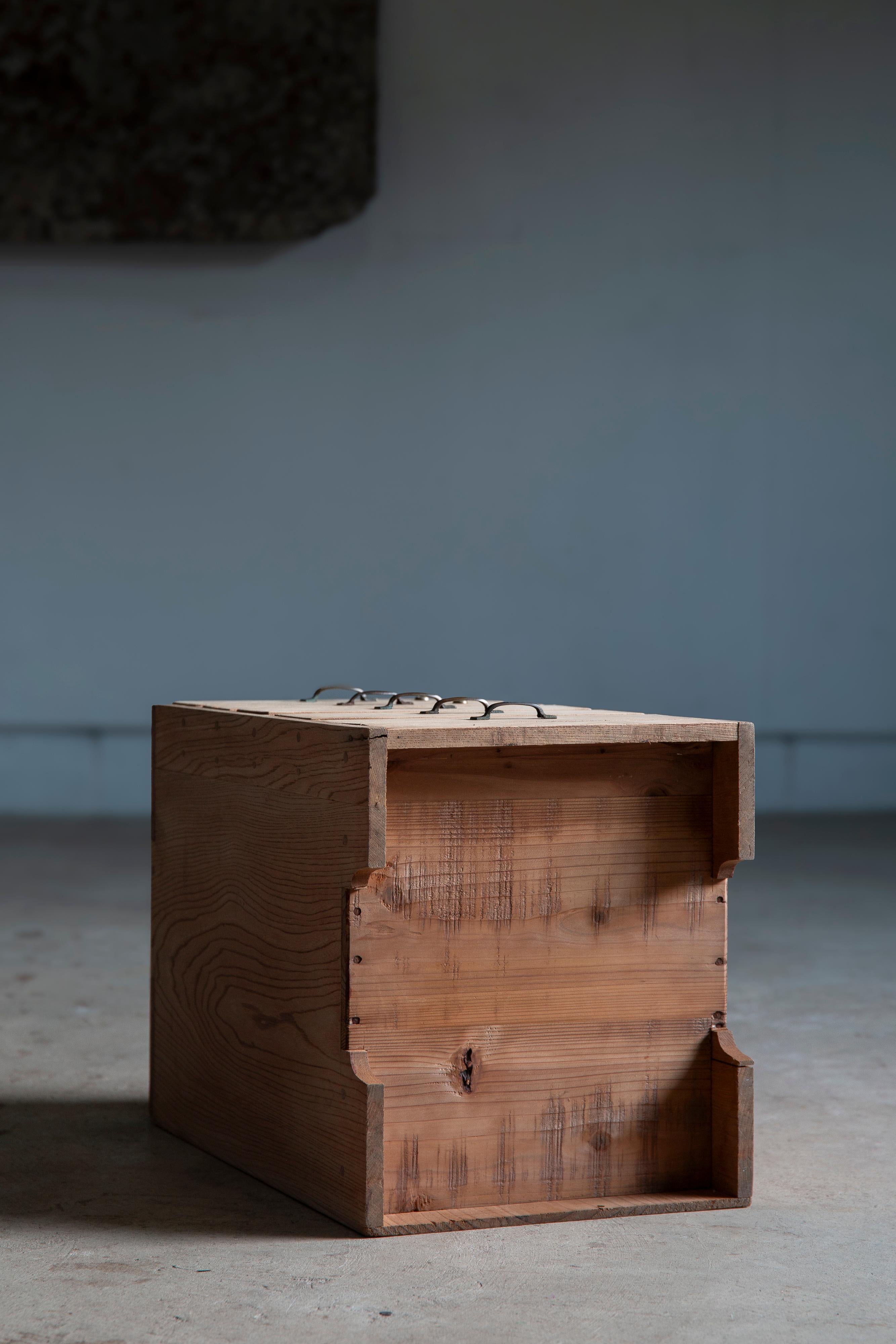 Legno cassettiera wabi sabi, piccola Tansu vintage della metà del 20° secolo giapponese in vendita