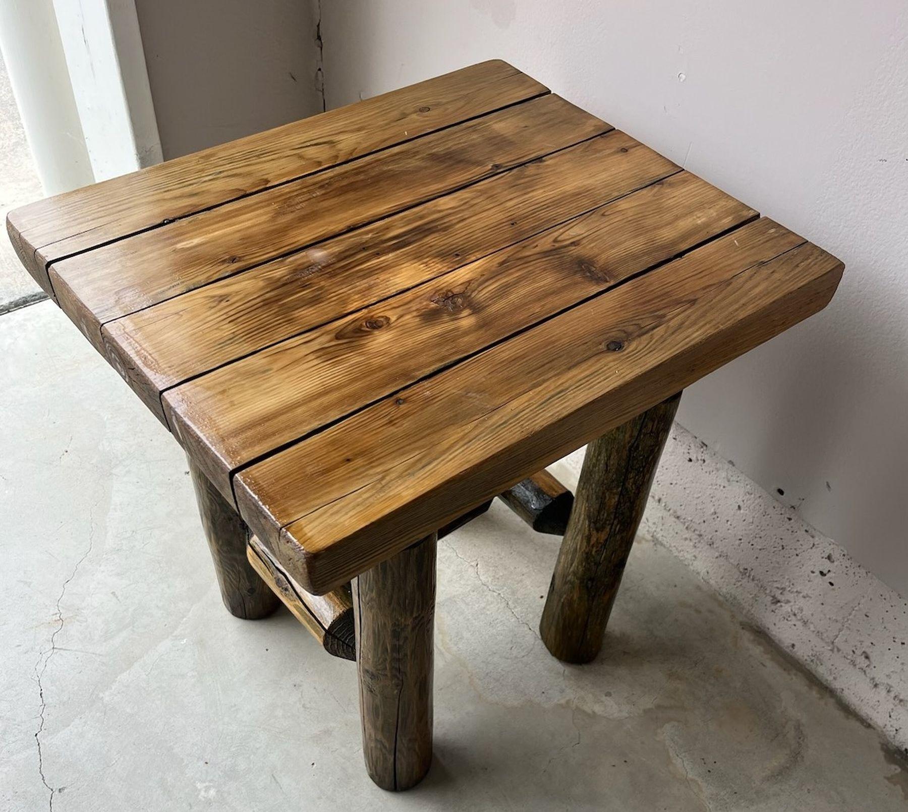 Table d'appoint en hickory du milieu du 20e siècle.  de belles lattes de bois épaisses sur le dessus de la table. Construction très solide. Robuste. 