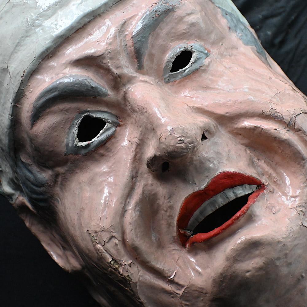 Sculpté à la main Masque de théâtre parisien en papier mâché, tête endormie, milieu du 20e siècle en vente