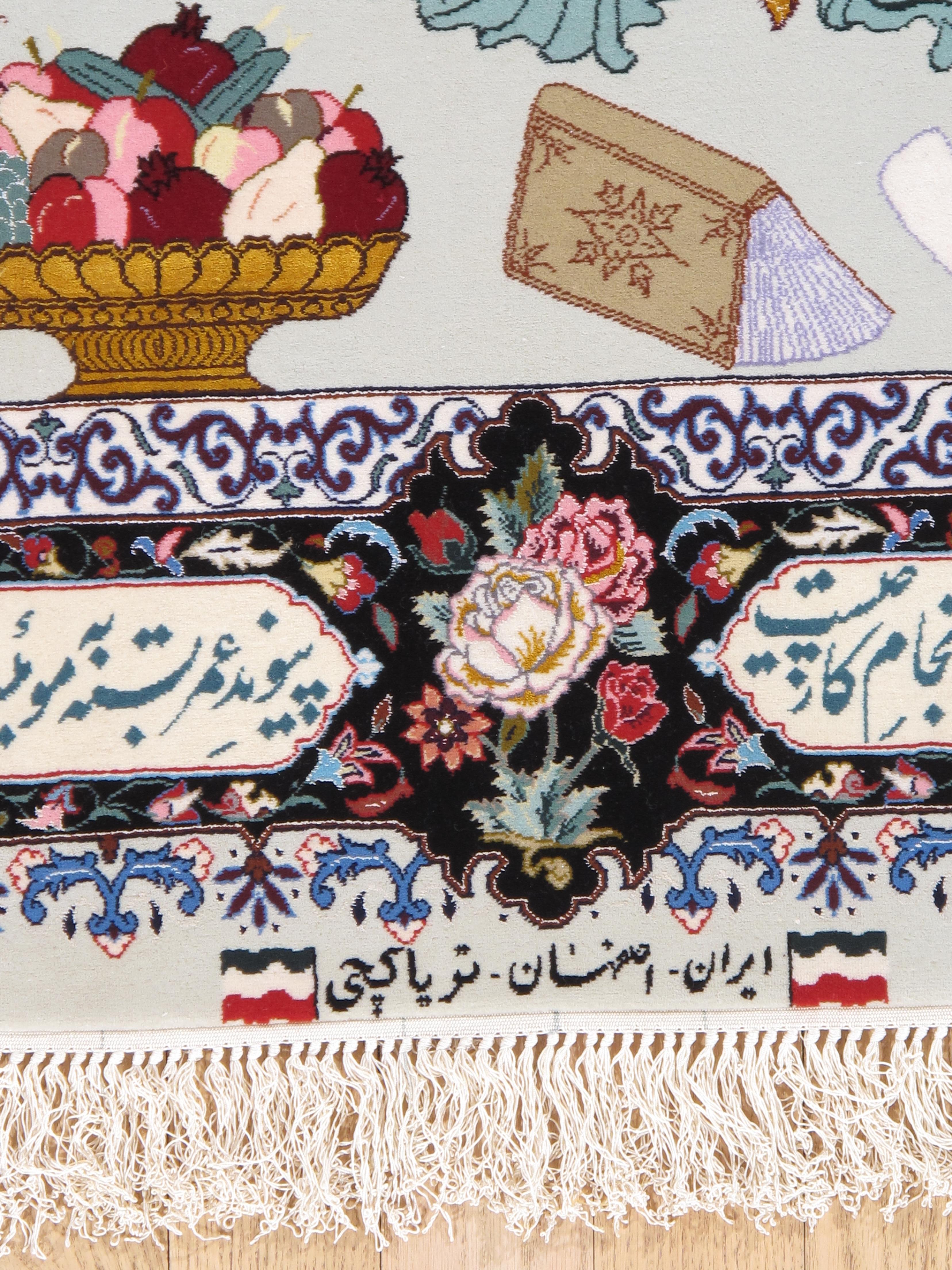 Questo squisito tappeto pittorico di Tabriz della metà del XX secolo è un vero capolavoro di tessitura narrativa persiana, un'abile fusione di poesia, storia e narrazione visiva. Tessuto in una delle città più prestigiose dell'Iran, questo pezzo