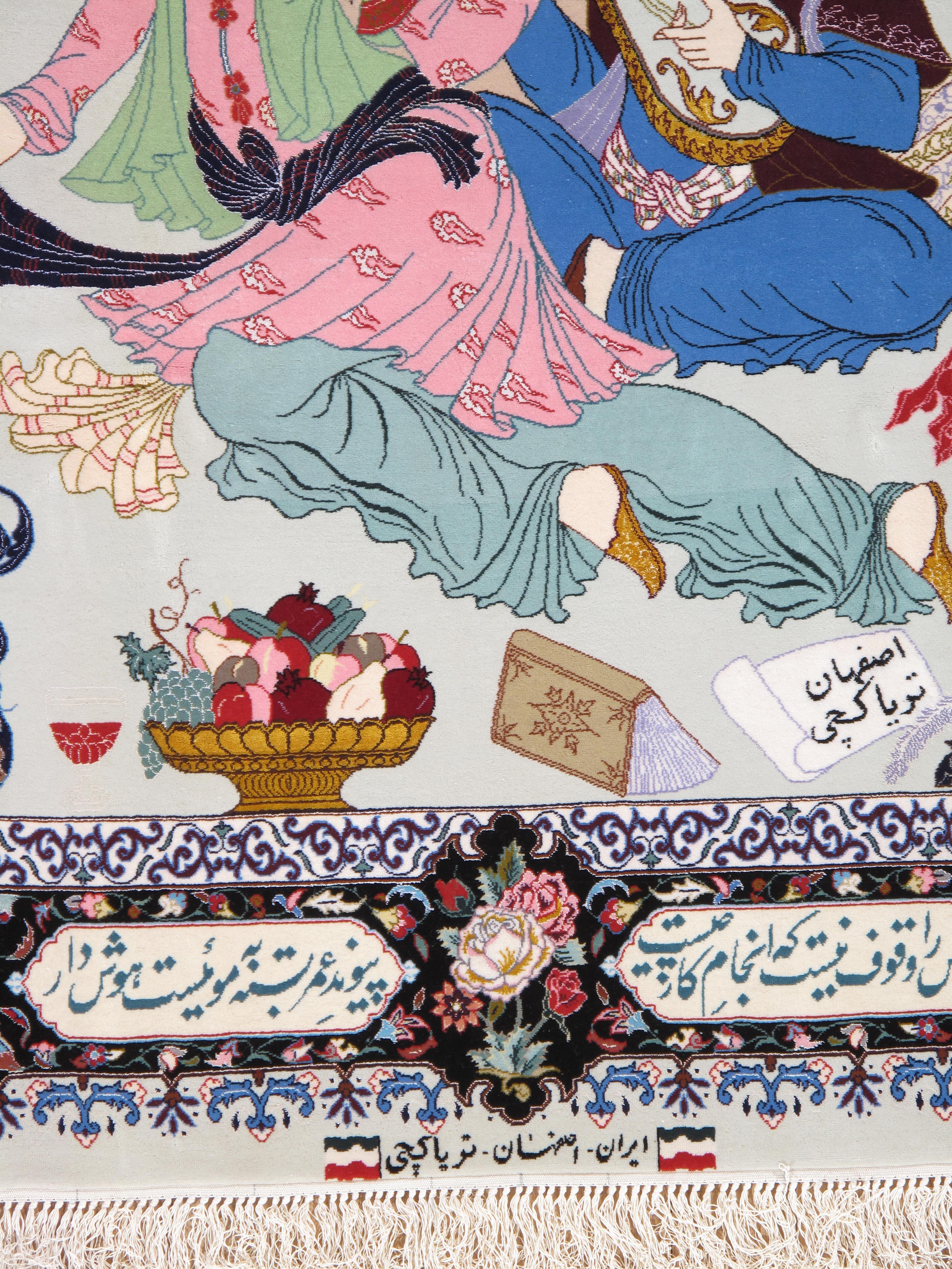 Persiano Tappeto pittorico Tabriz della metà del XX secolo Una celebrazione dell'amore, della poesia e della vita di corte in vendita