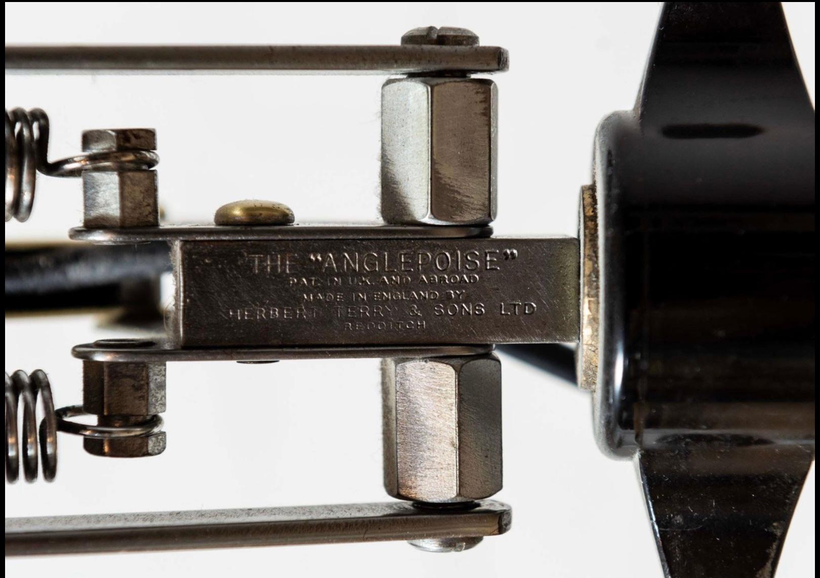 Esta lámpara de pie está en un estado intacto sin restaurar, lo que la convierte en una rareza.
Herbert Terry & sons se especializó en cañas de pescar, y recibió de Carwardine la licencia de diseño para fabricarlas, patentando el muelle helicoidal .