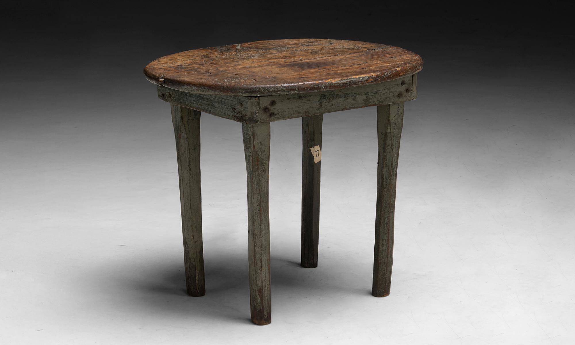 Amérique, 1890
Plateau ovale à deux planches à rainure et languette sur un tablier cloué, l'ensemble reposant sur des pieds carrés légèrement effilés aux bords chanfreinés et à la surface peinte.
20 