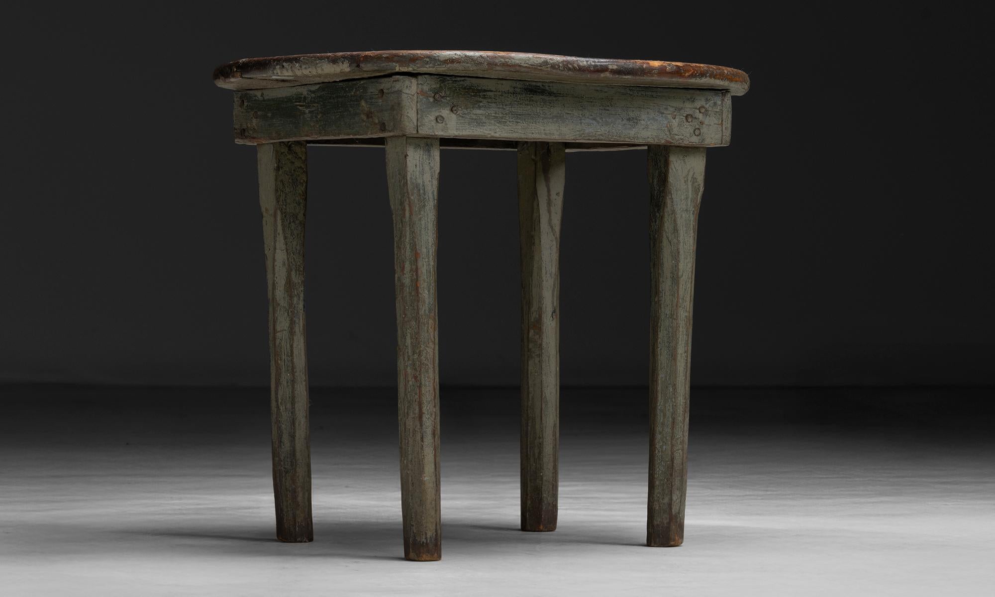 Table d'appoint Diminutive en pin jaune de la région du centre de l'Atlantique, America circa 1890 Bon état - En vente à Culver City, CA
