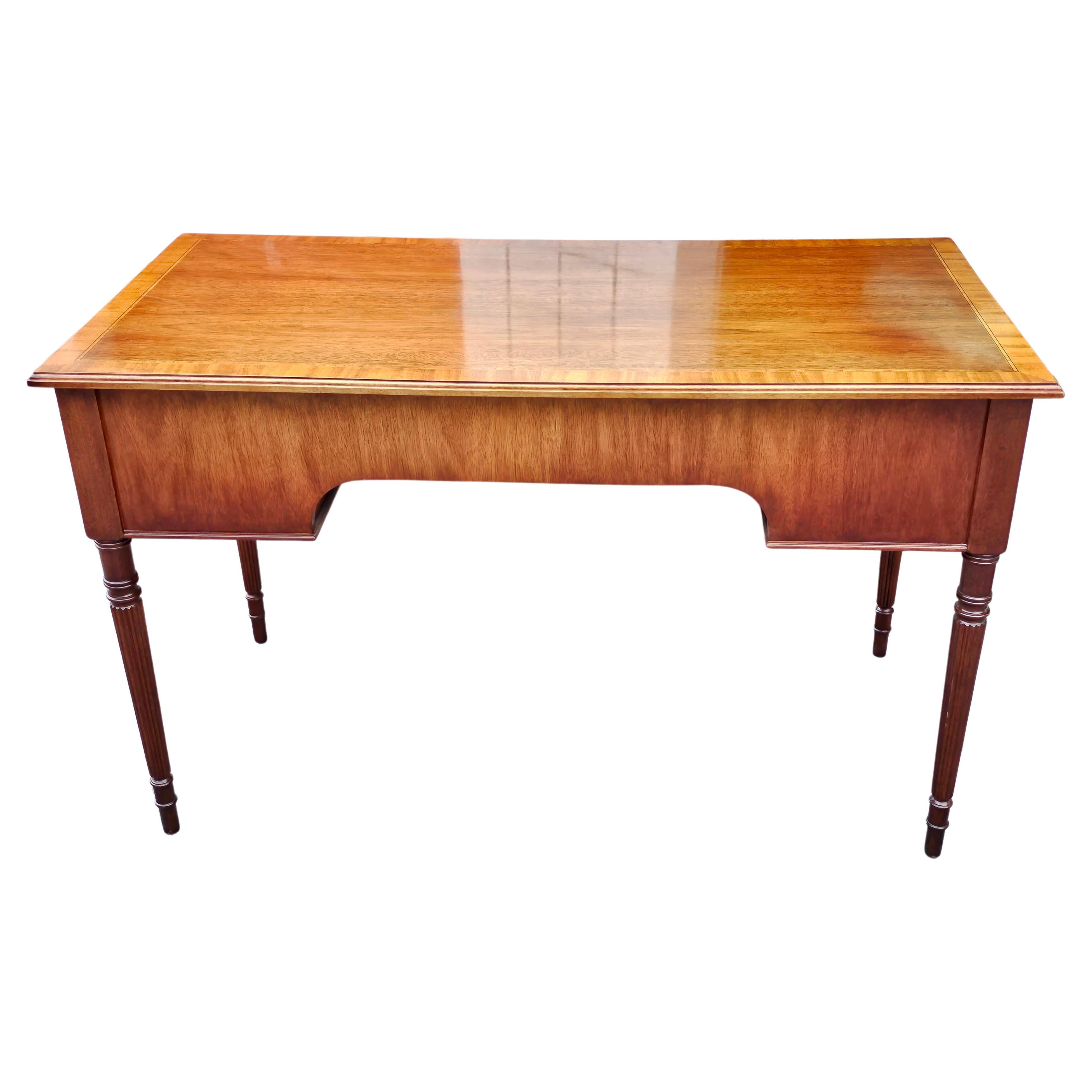 Mid-C. National Mount Airy Mahagoni mit Seidenholz- und Ebenholz-Intarsien-Schreibtisch (amerikanisch) im Angebot