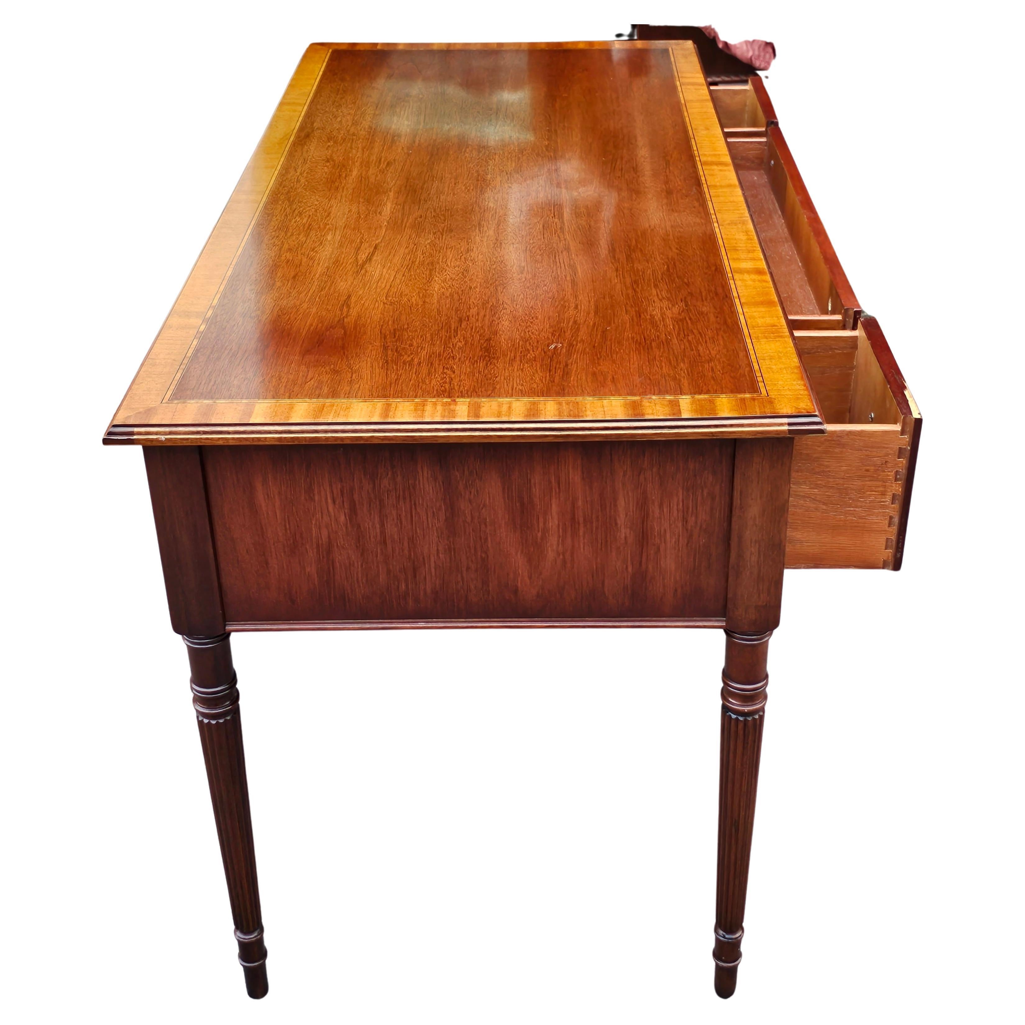 Mid-C. National Mount Airy Mahagoni mit Seidenholz- und Ebenholz-Intarsien-Schreibtisch im Zustand „Gut“ im Angebot in Germantown, MD