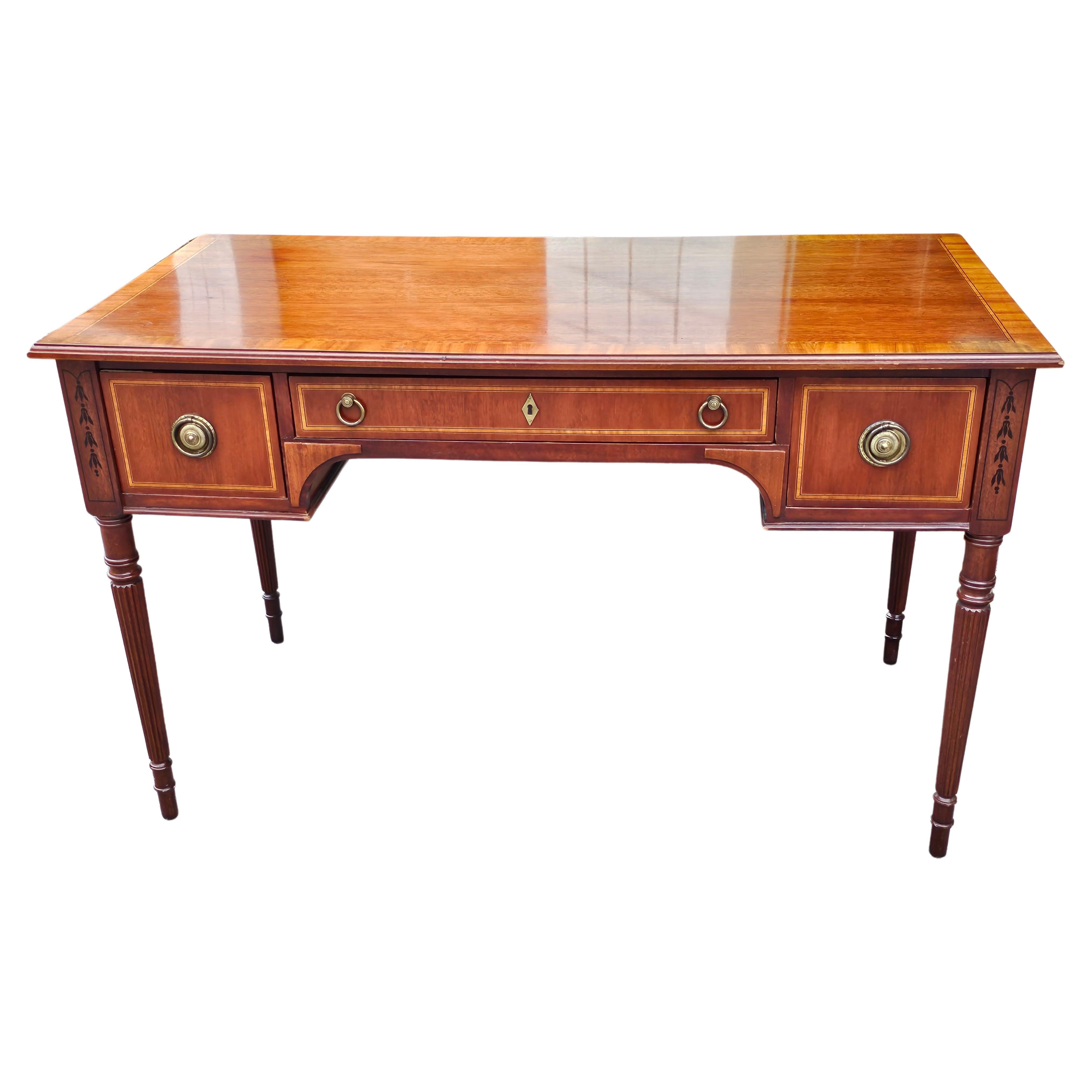 Mid-C. National Mount Airy Mahagoni mit Seidenholz- und Ebenholz-Intarsien-Schreibtisch im Angebot