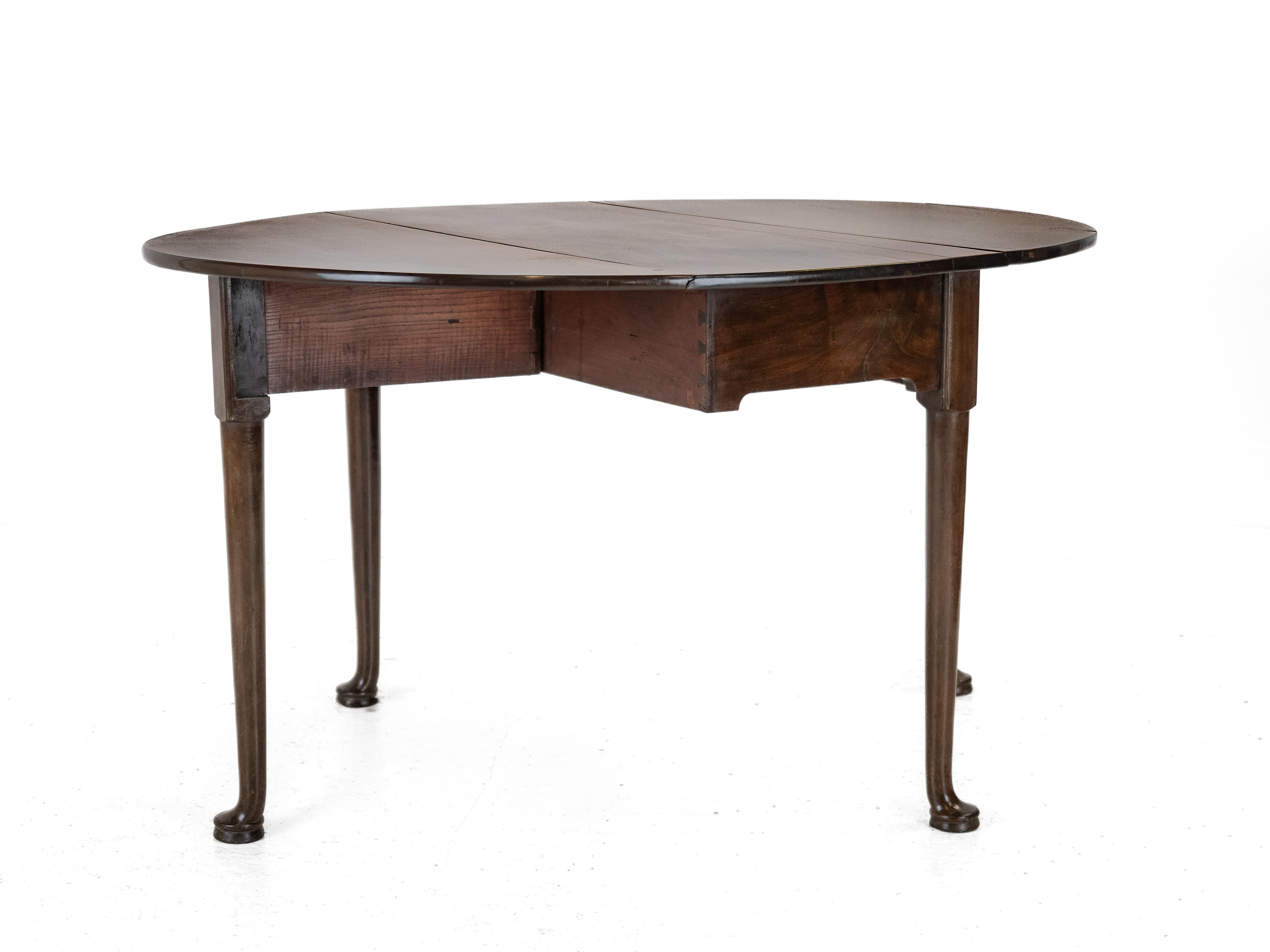 Mid-c18th George II Mahogany Oval Drop-Leaf Gateleg Dining Table (Georgian c1750 In Good Condition For Sale In Leeds, GB
