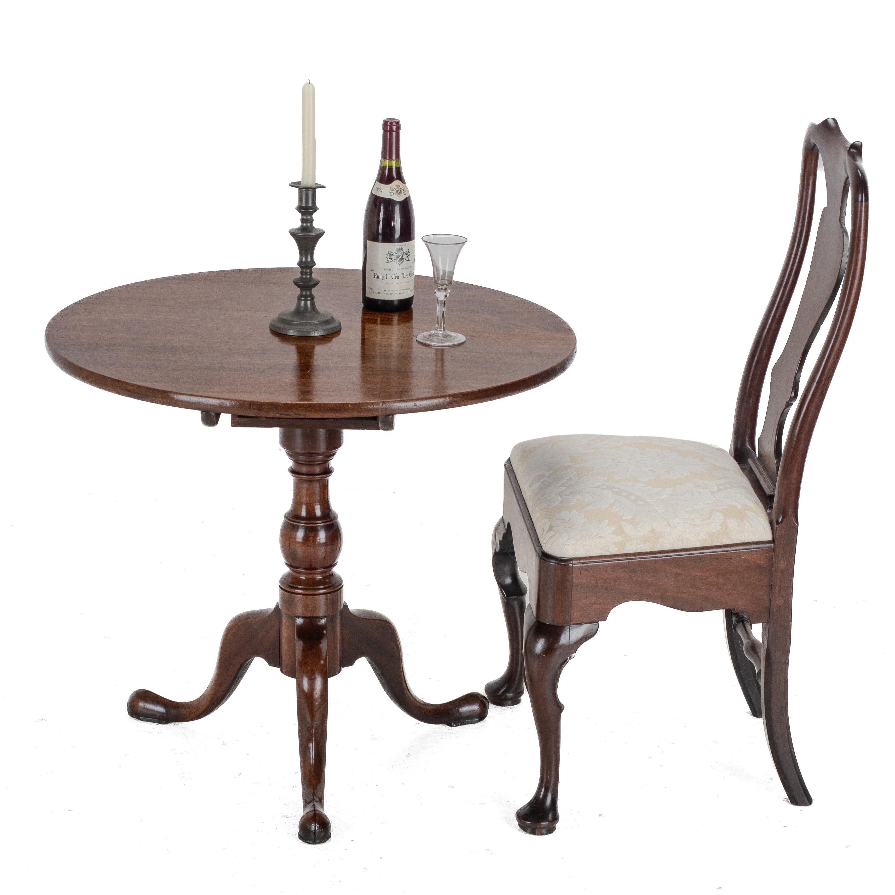 A George II–III period mahogany tripod supper table, dating from around 1760. This fine quality example features a well-figured, single-piece solid mahogany top, mounted on a traditional box birdcage pivoting and tilting mechanism. The top is