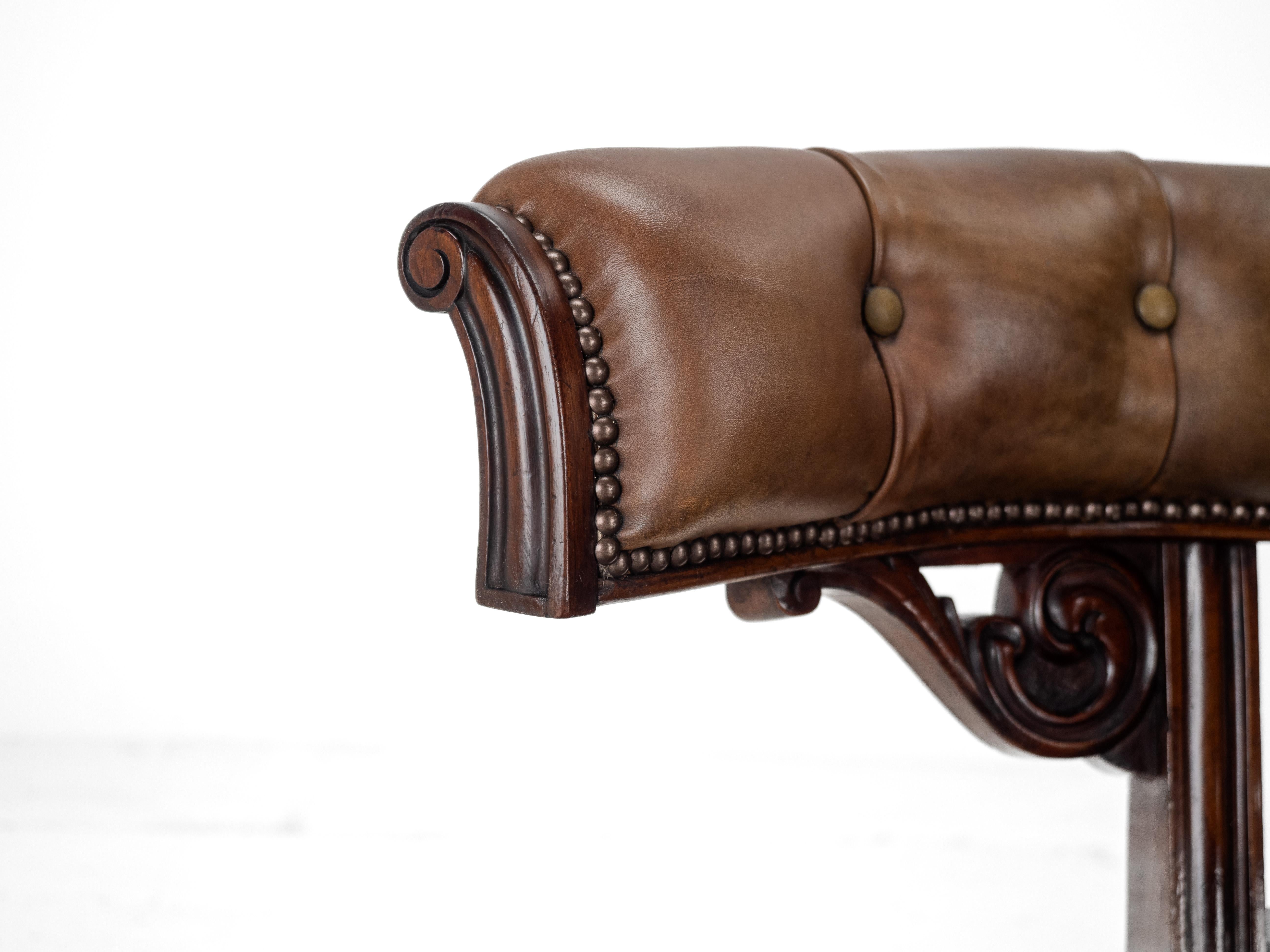 A.I.C C. en acajou, milieu du 19e siècle, fauteuil de bibliothèque en cuir (Victorien, chaise de capitaine) en vente 9