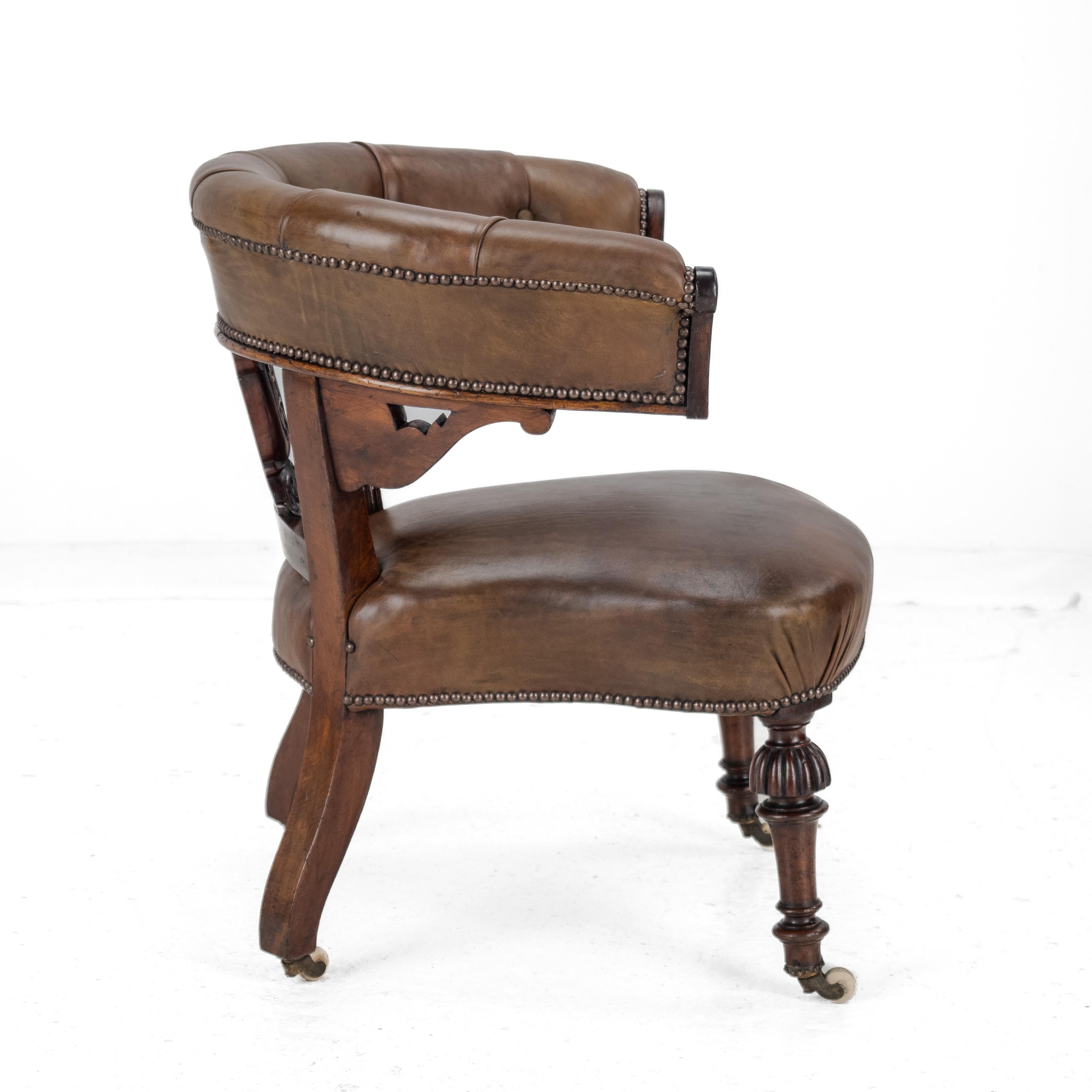Sculpté A.I.C C. en acajou, milieu du 19e siècle, fauteuil de bibliothèque en cuir (Victorien, chaise de capitaine) en vente