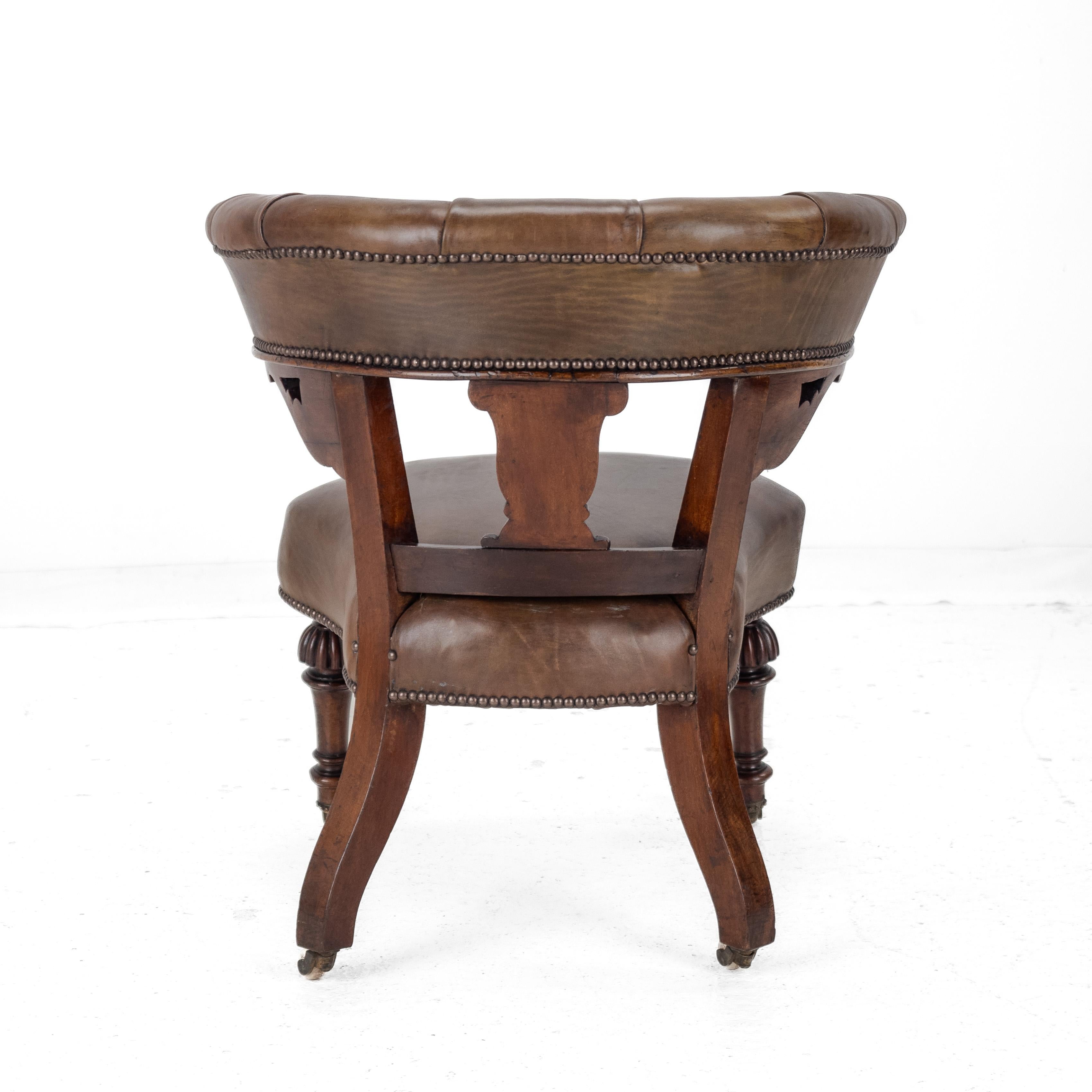 A.I.C C. en acajou, milieu du 19e siècle, fauteuil de bibliothèque en cuir (Victorien, chaise de capitaine) Bon état - En vente à Leeds, GB