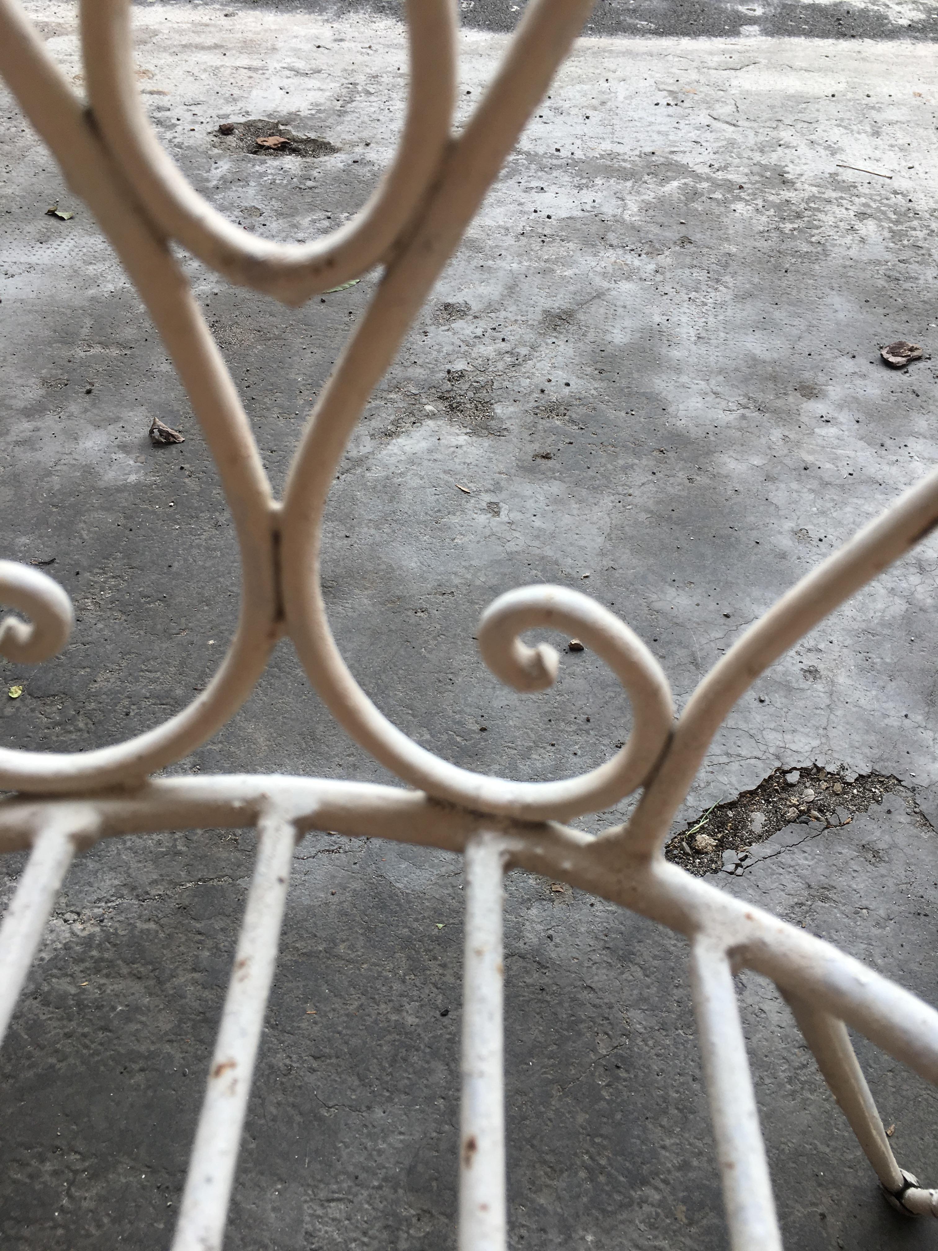 Mid-Century Modern French Set of 8 White Lacquered Iron Garden Chairs, 1960s 8