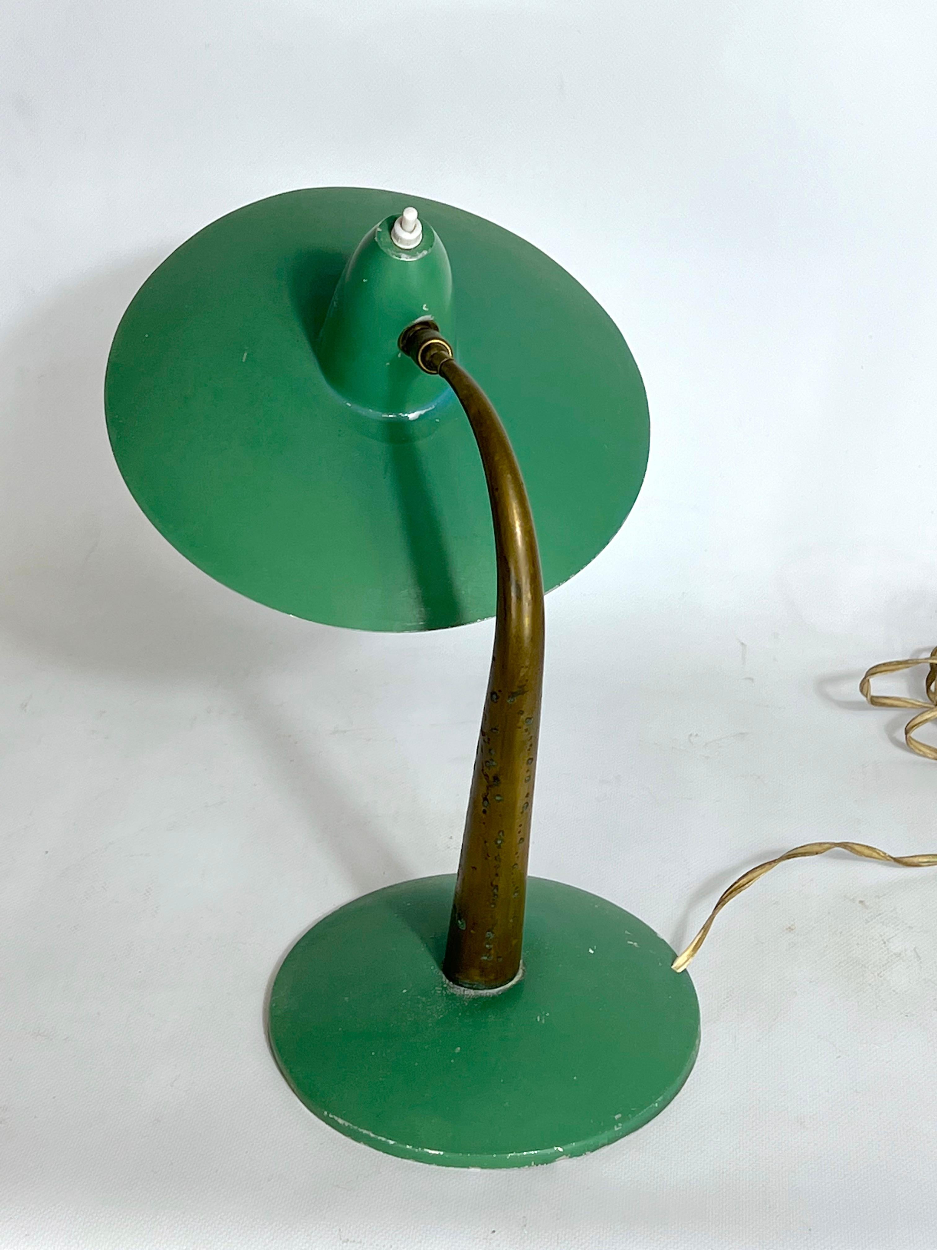 Mid-Cenrury Italian Modern Brass and Green Lacquer Table Lamp from 50s For Sale 6