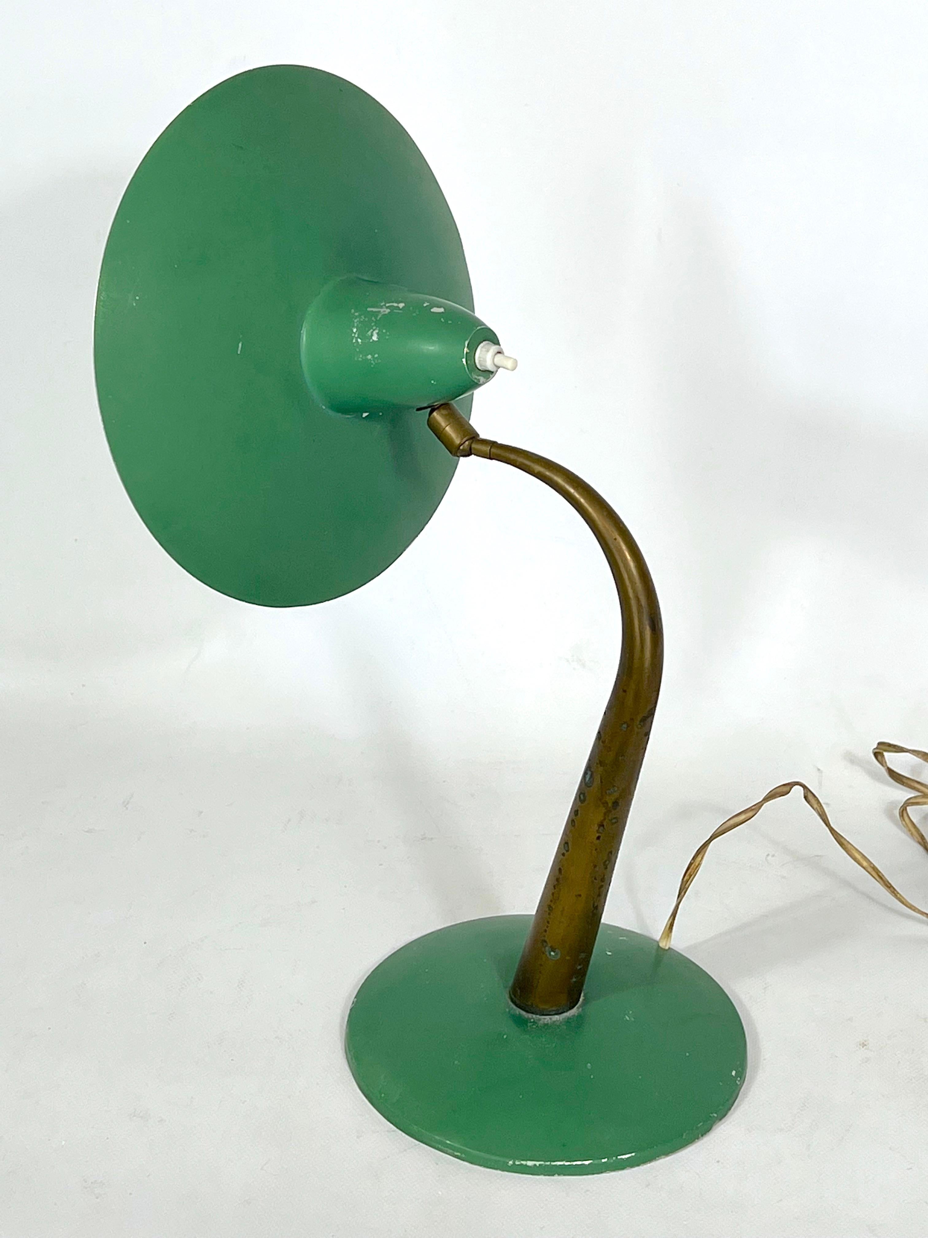 Moderne italienische Mid-Cenrury-Tischlampe aus Messing und grünem Lack aus den 50er Jahren im Angebot 5