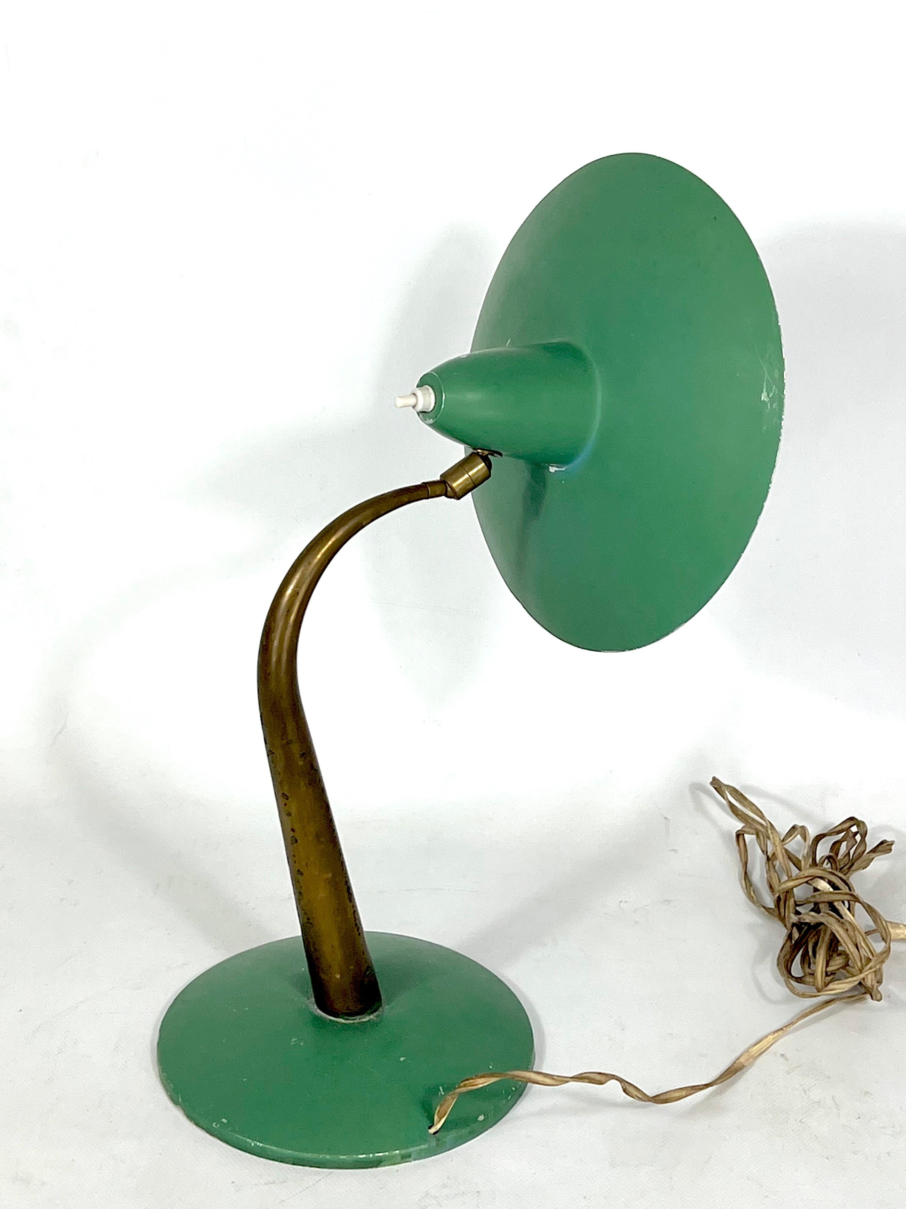 Mid-Cenrury Italian Modern Brass and Green Lacquer Table Lamp from 50s For Sale 9