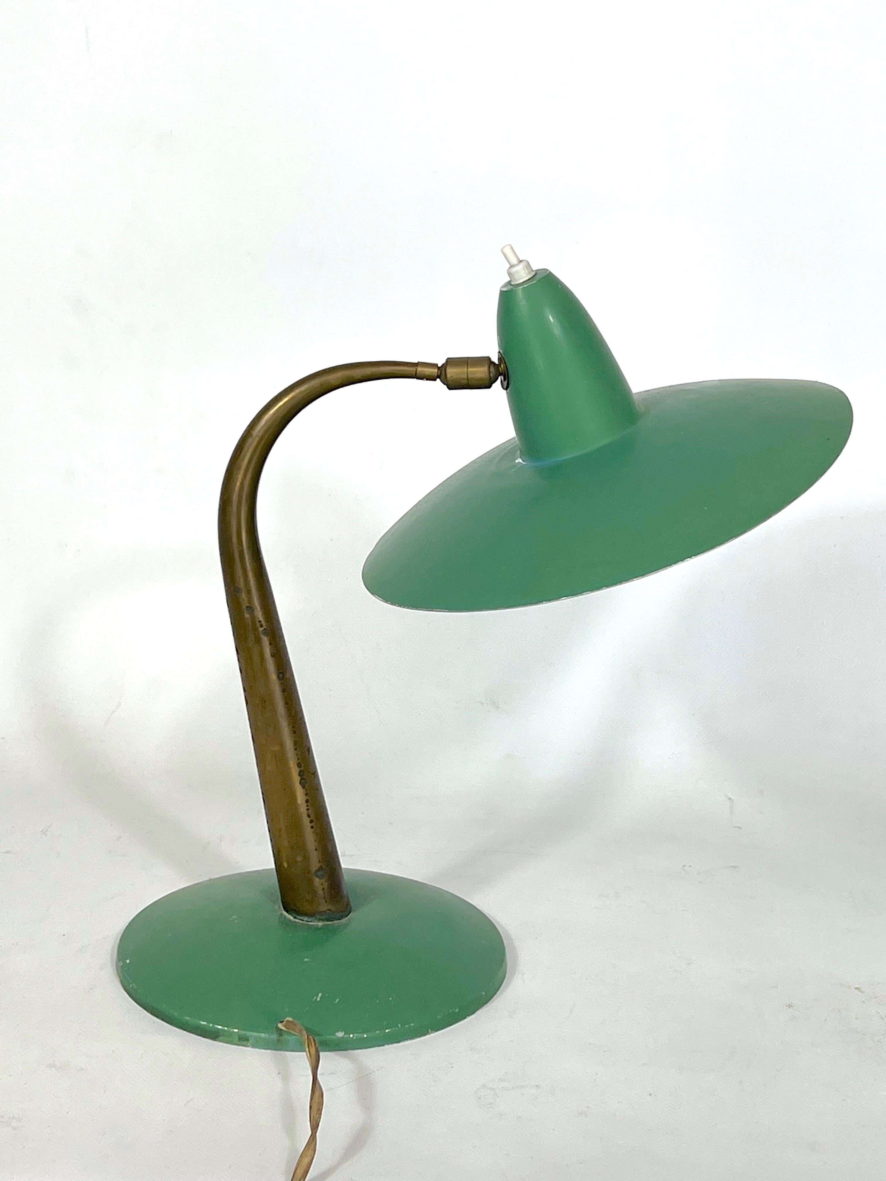 Mid-Cenrury Italian Modern Brass and Green Lacquer Table Lamp from 50s For Sale 10