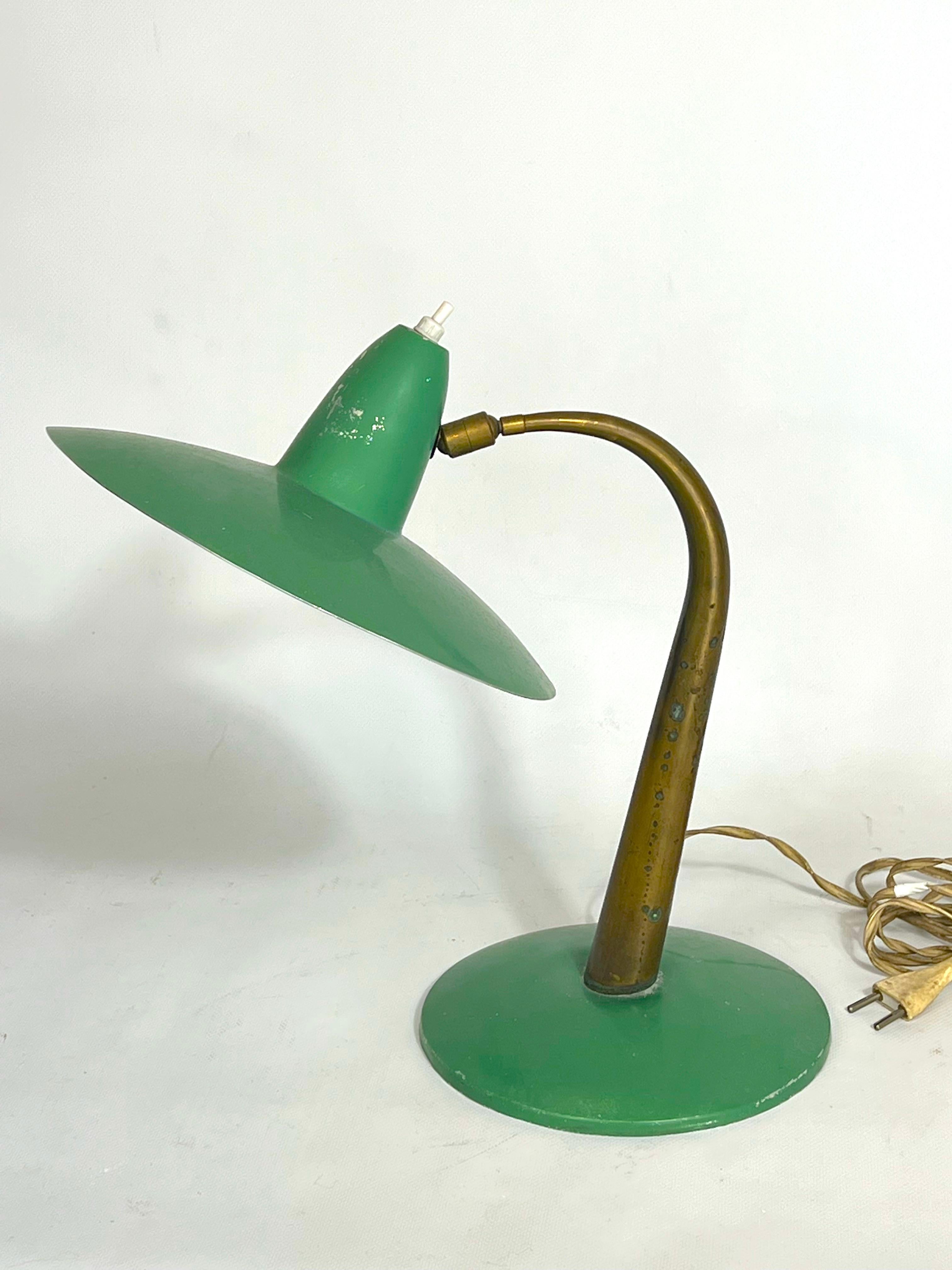 Mid-Cenrury Italian Modern Brass and Green Lacquer Table Lamp from 50s In Good Condition For Sale In Catania, CT