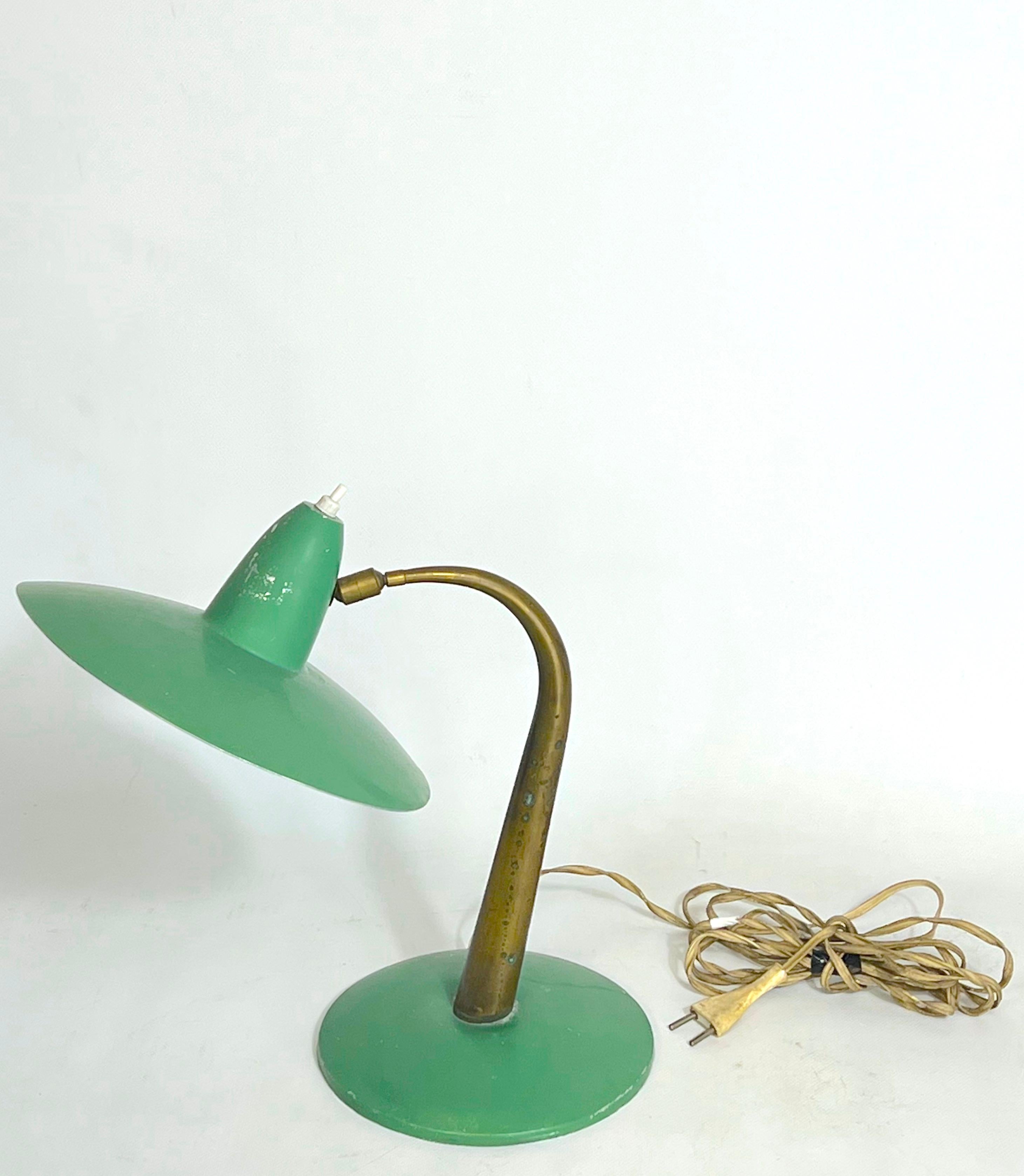Laiton Lampe de bureau en laiton et laque verte de style italien moderne du milieu du siècle dernier, années 50 en vente