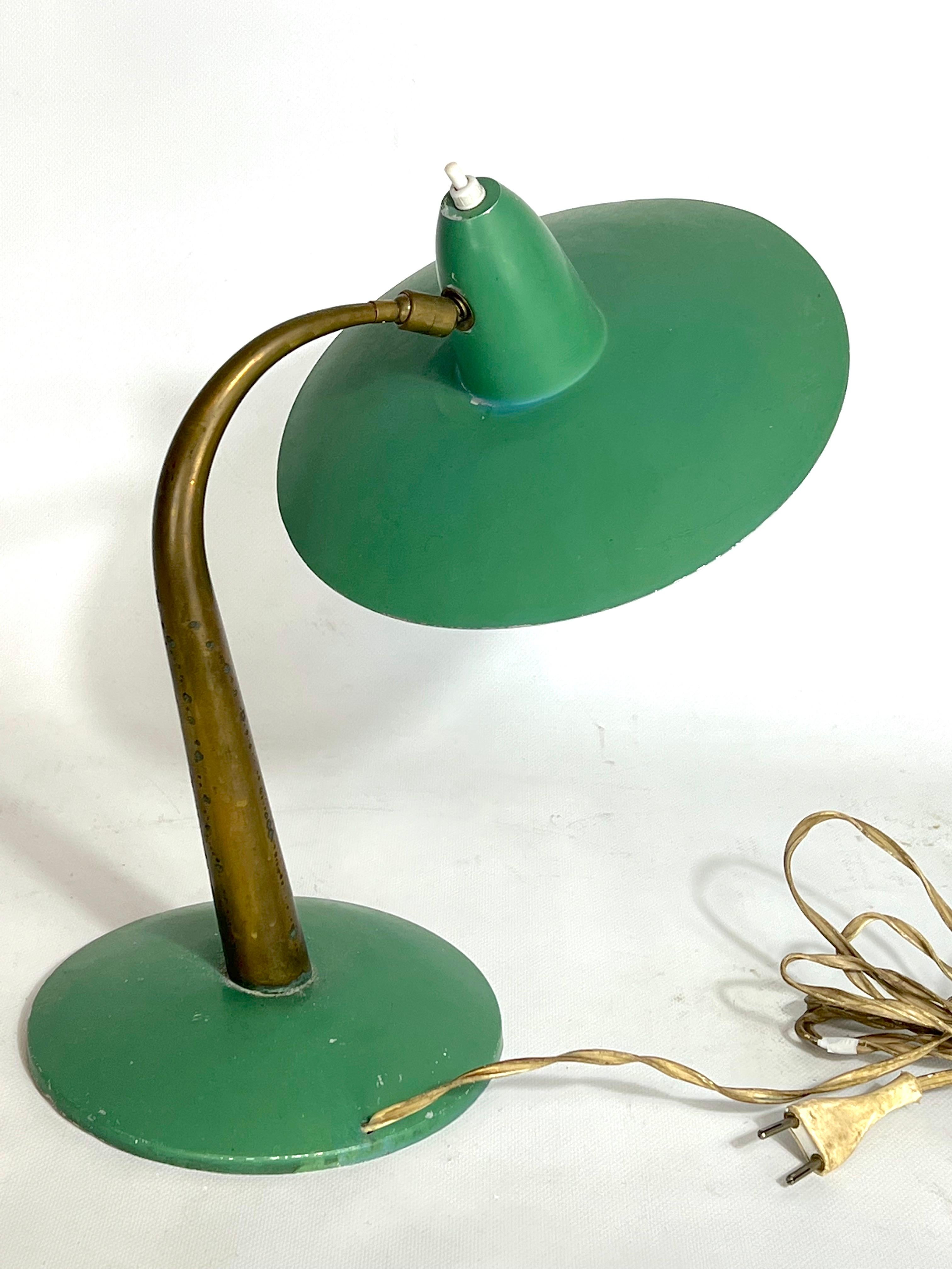 Mid-Cenrury Italian Modern Brass and Green Lacquer Table Lamp from 50s For Sale 2