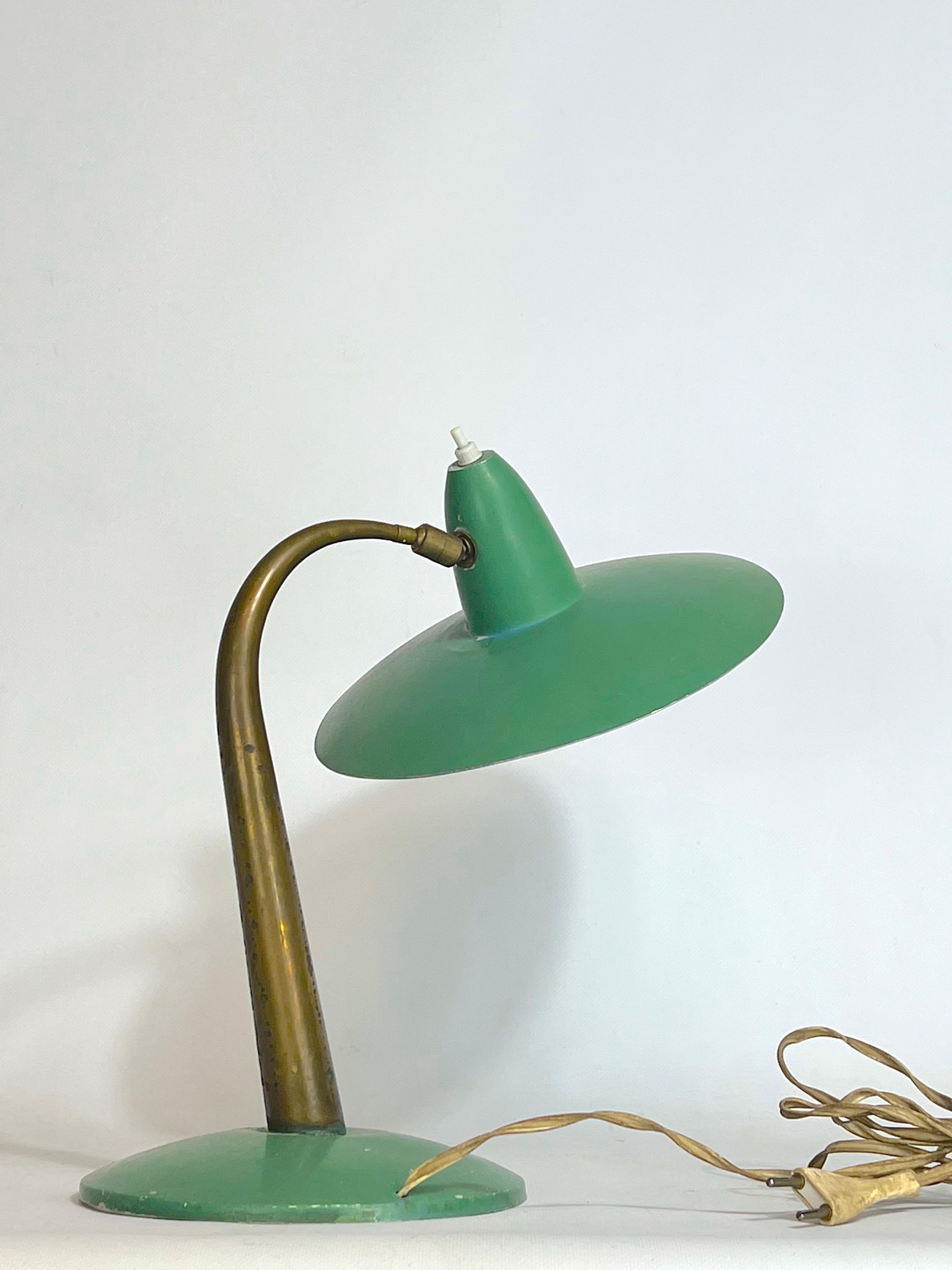 Mid-Cenrury Italian Modern Brass and Green Lacquer Table Lamp from 50s For Sale 3
