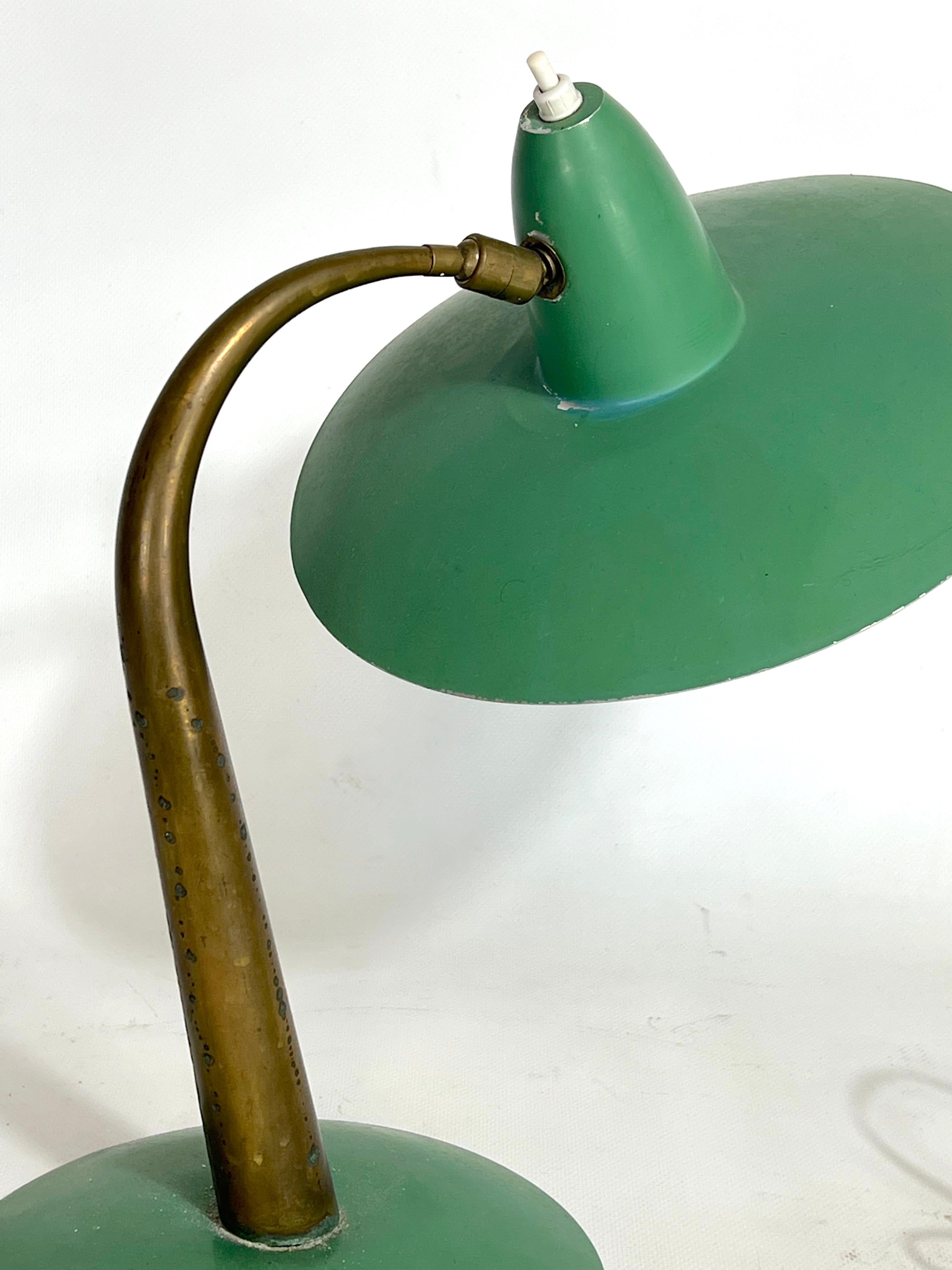Mid-Cenrury Italian Modern Brass and Green Lacquer Table Lamp from 50s For Sale 4